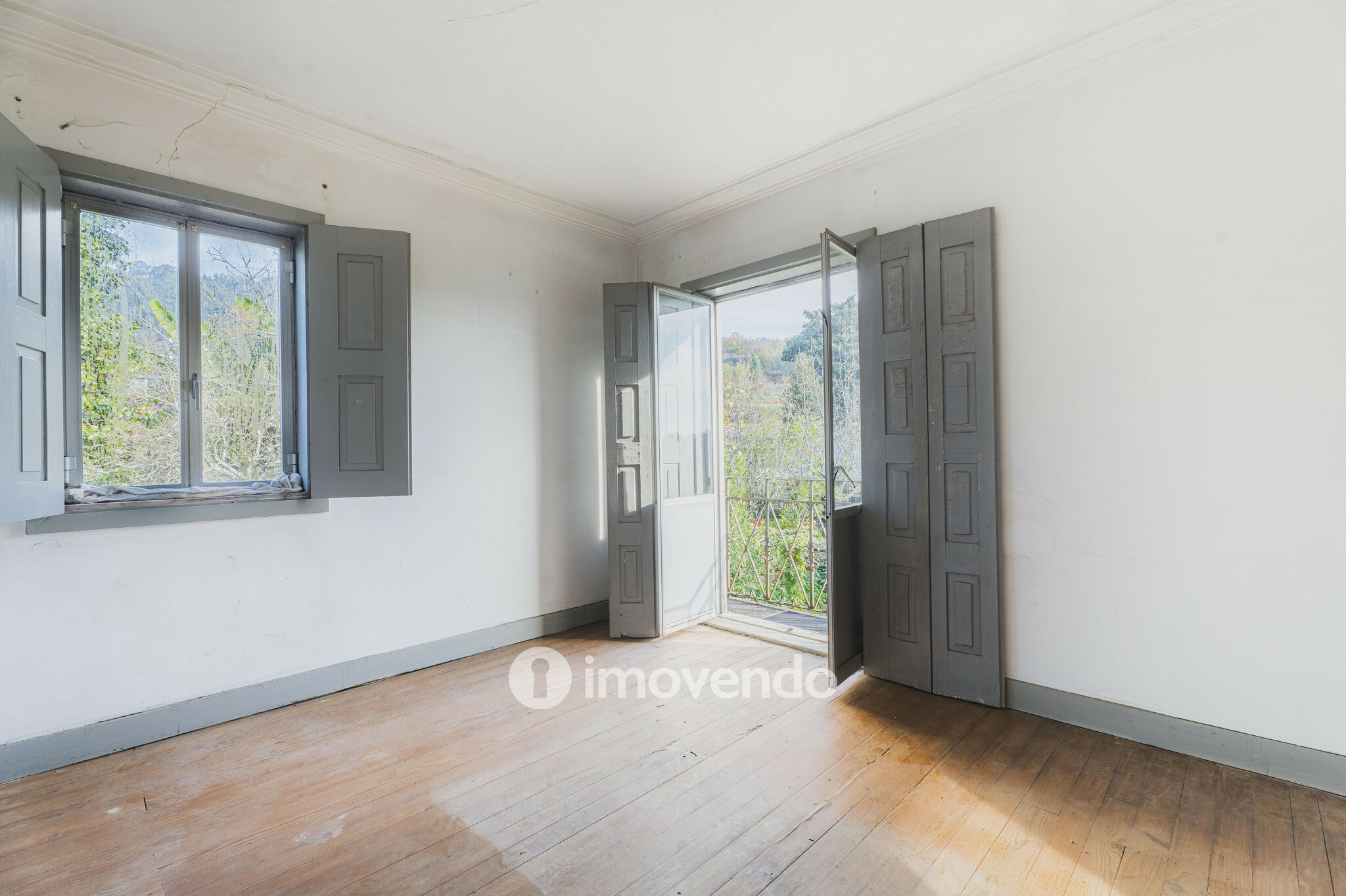 Moradia T4 para renovação, com terreno de 8000m², em Felgueiras