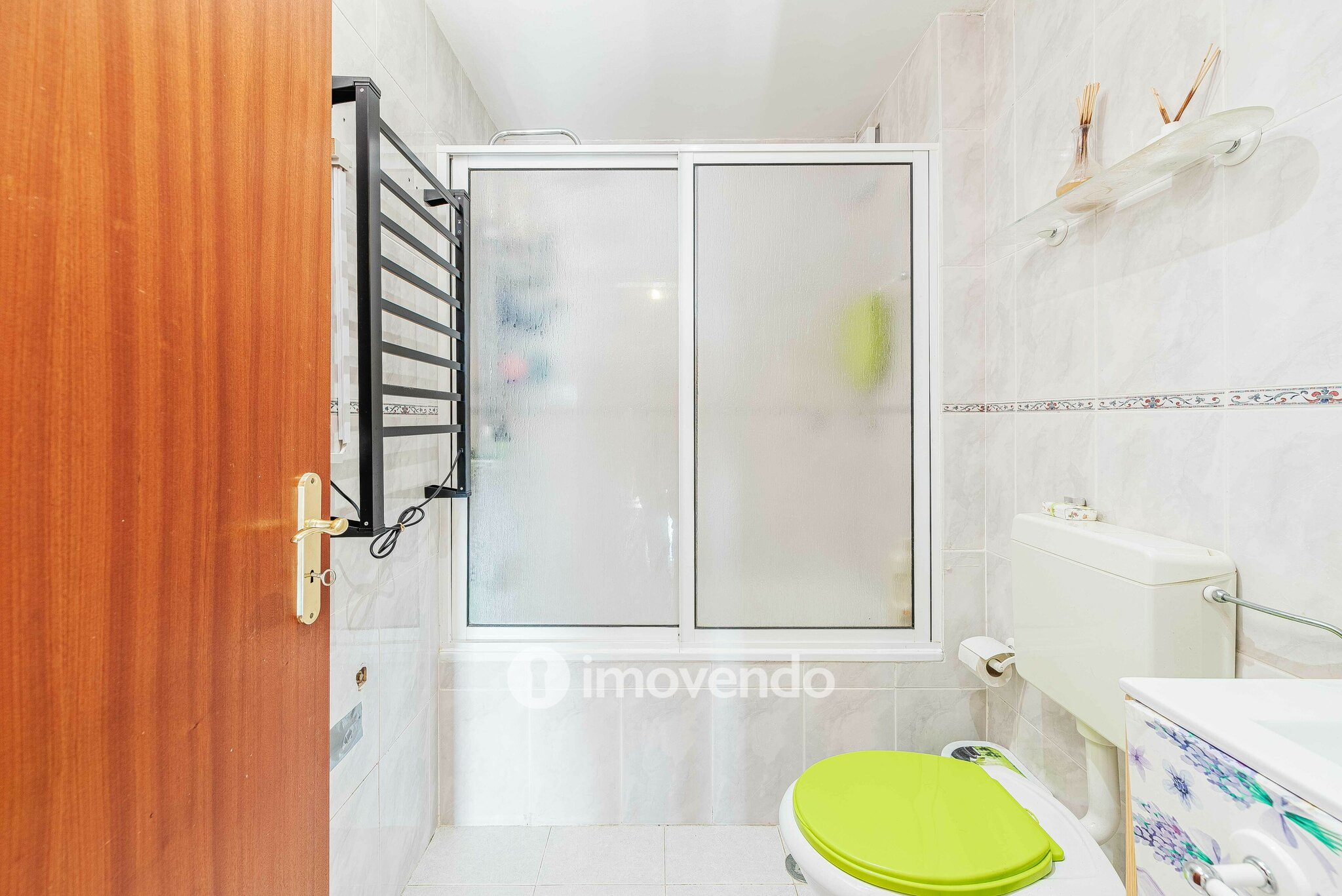 Apartamento T2, com luz natural e arrecadação, em Vialonga