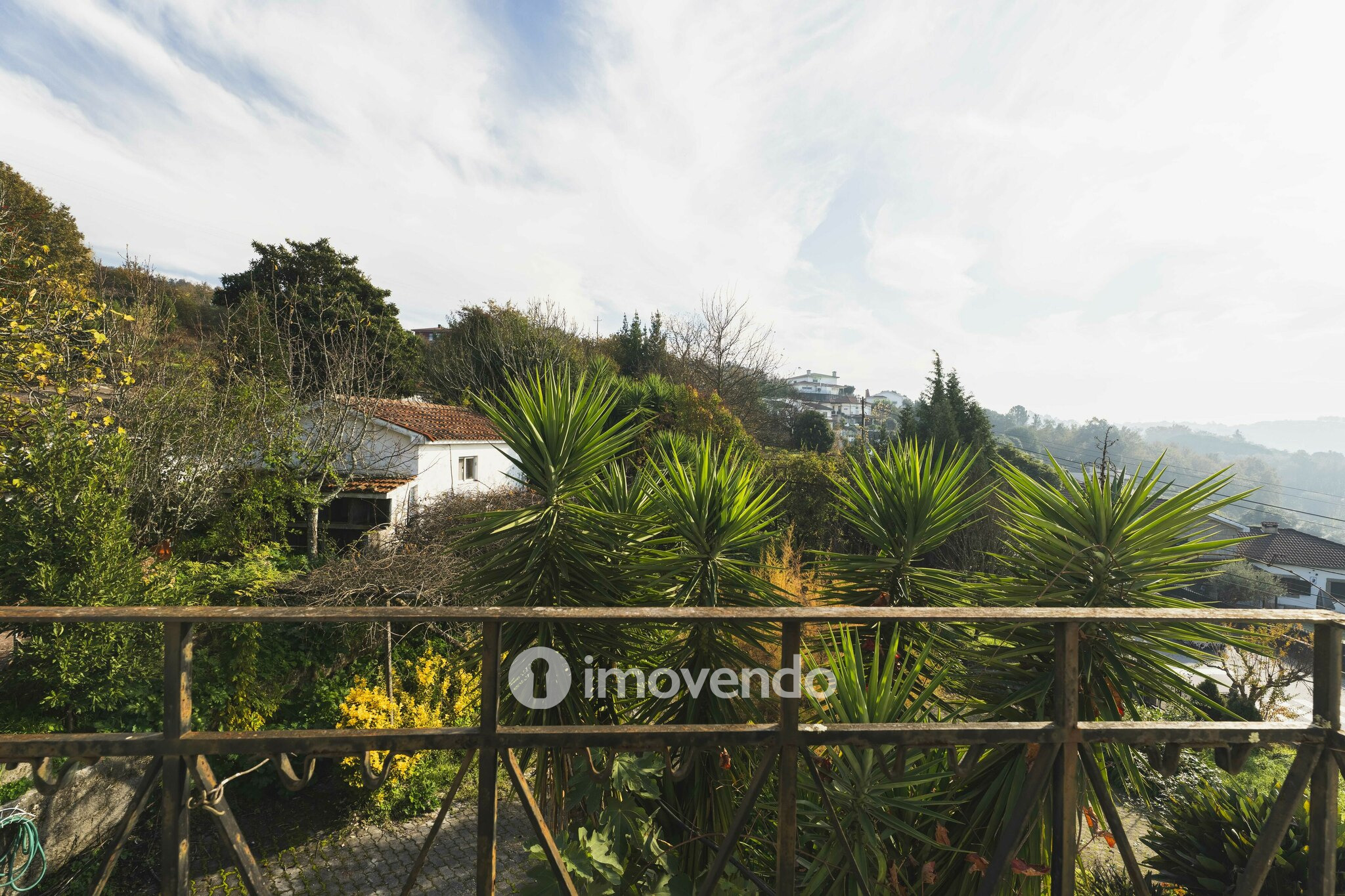 Moradia T4 para renovação, com terreno de 8000m², em Felgueiras