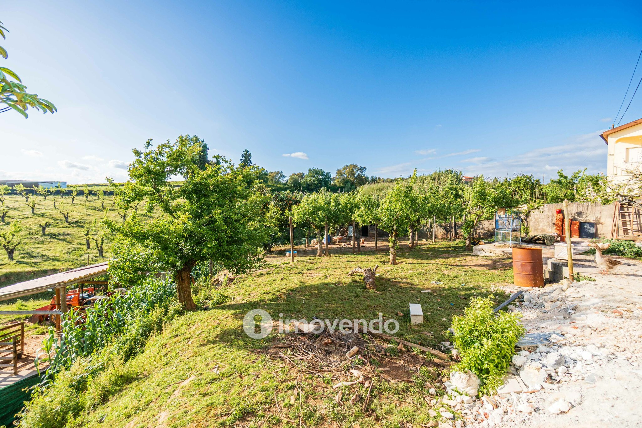 Moradia T2 remodelada, com terreno e rodeada de natureza, no Peral