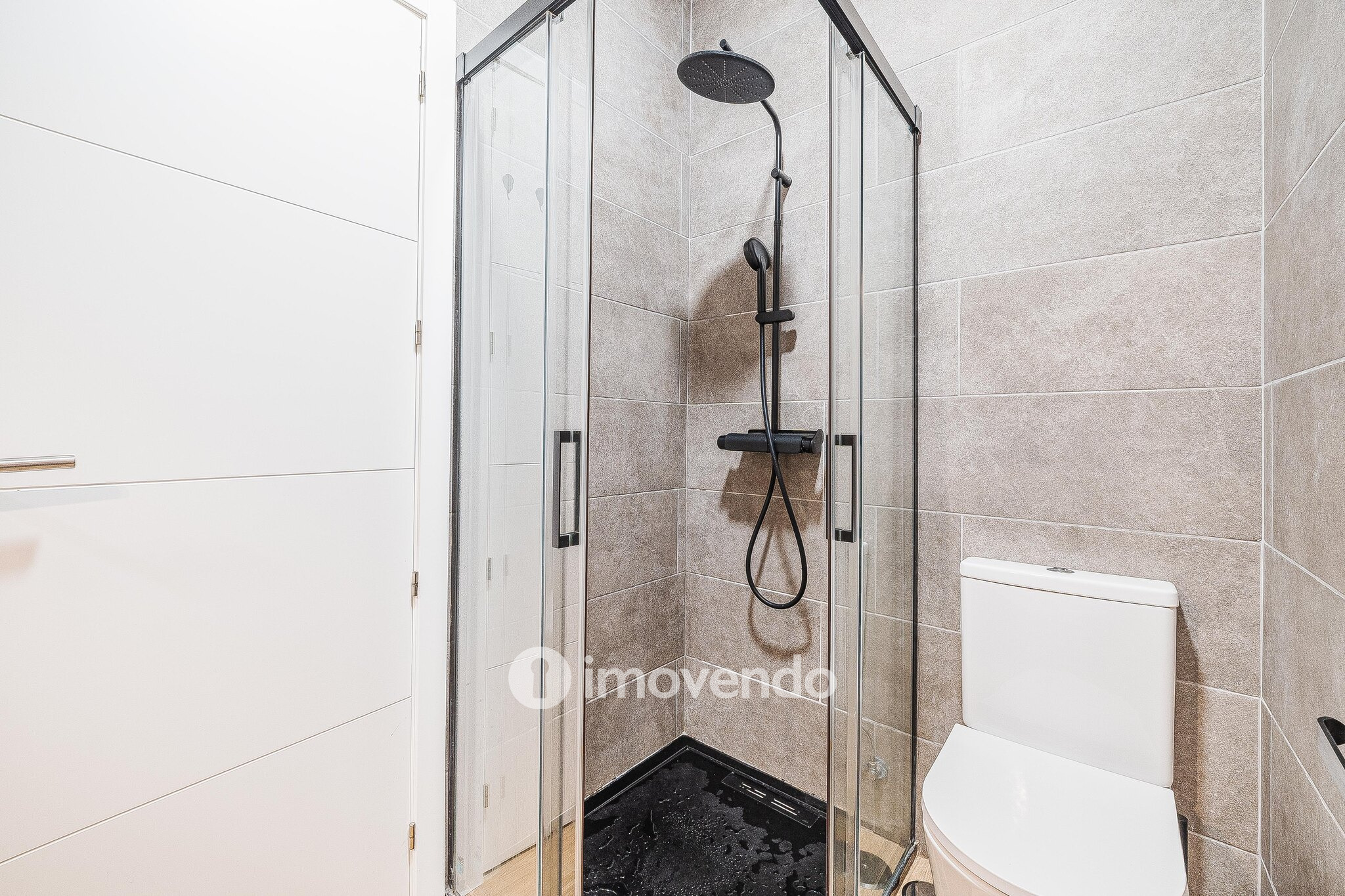 Apartamento T2 remodelado, com cozinha equipada, em Benfica