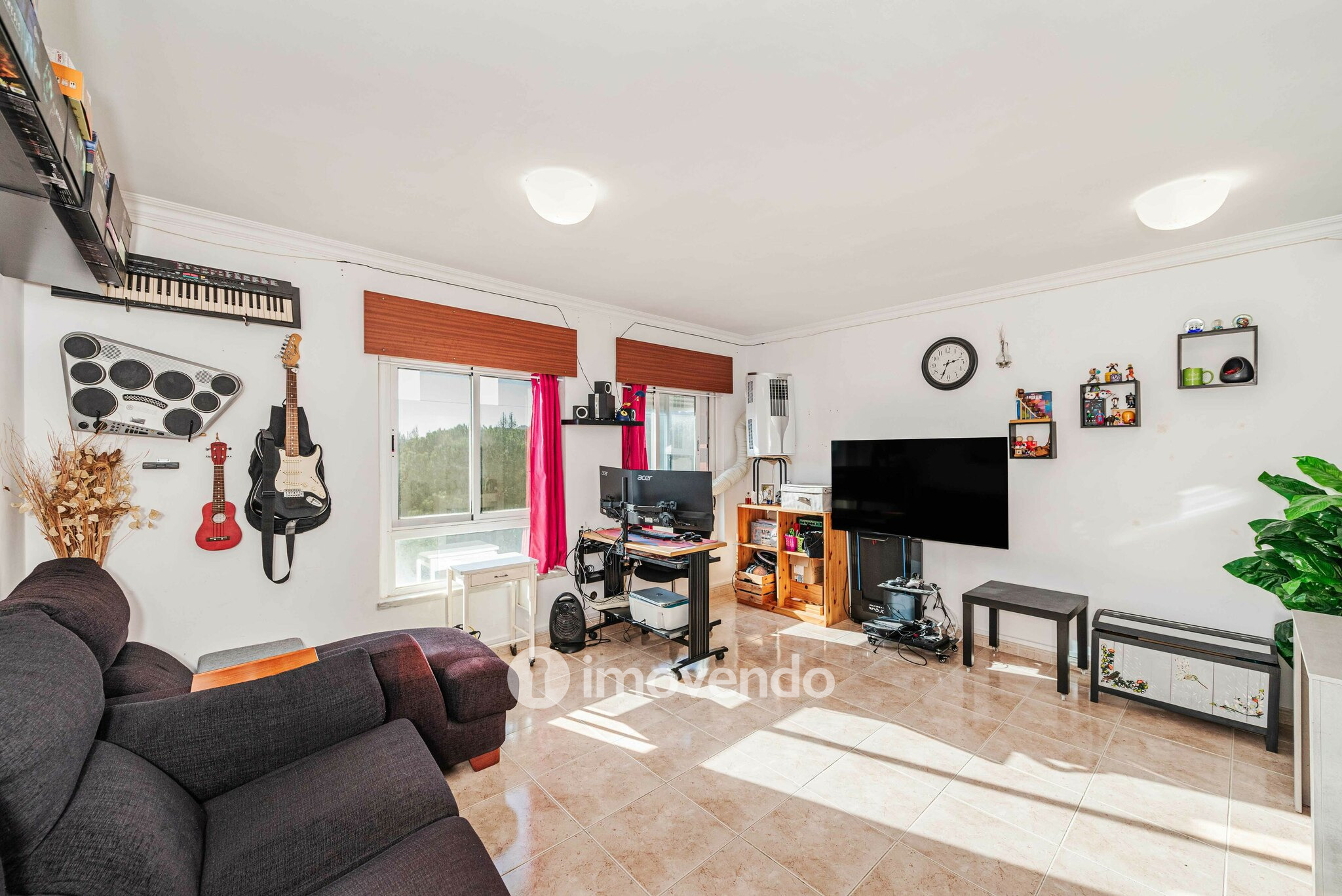 Apartamento T2, com luz natural e arrecadação, em Vialonga