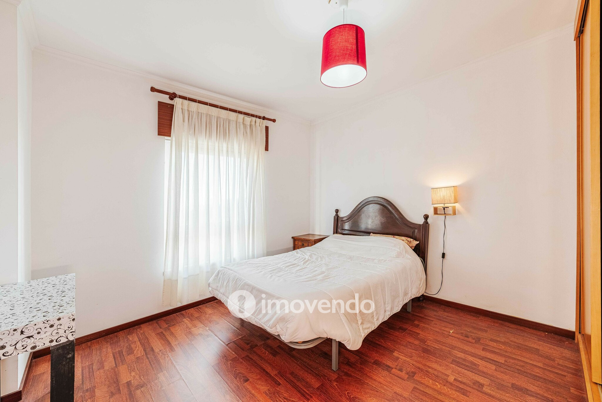 Apartamento T2, com luz natural e arrecadação, em Vialonga
