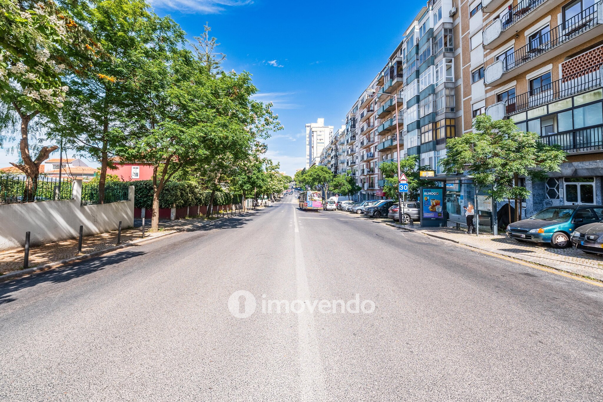 Apartamento T2 remodelado, com cozinha equipada, em Benfica