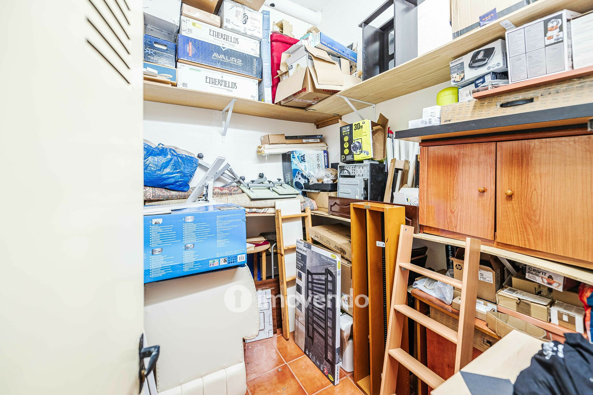 Apartamento T2, com luz natural e arrecadação, em Vialonga