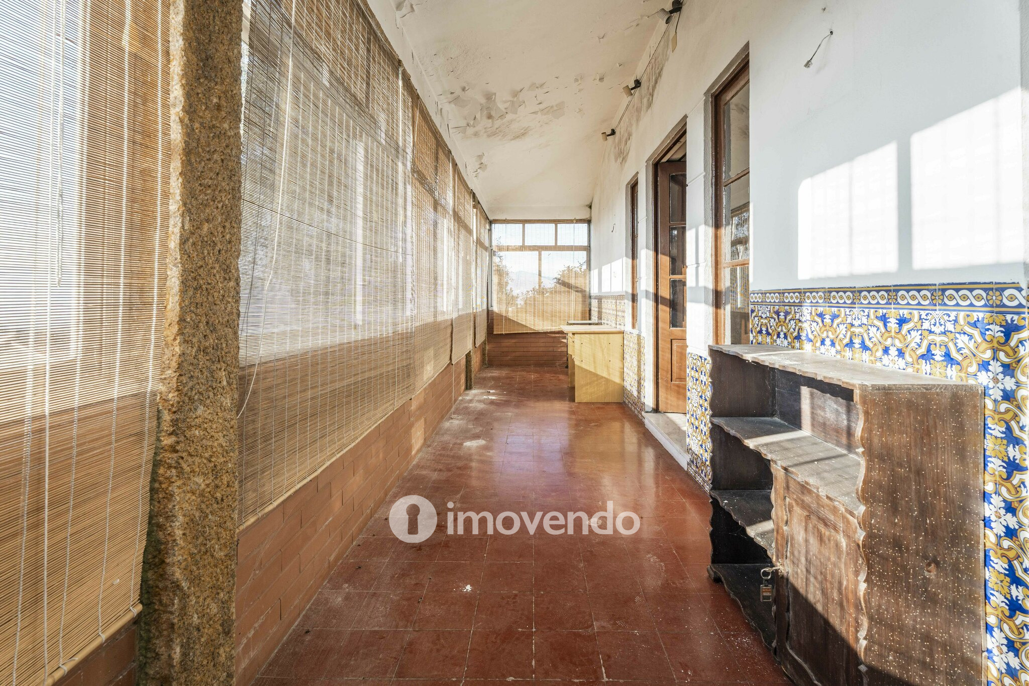 Moradia T4 para renovação, com terreno de 8000m², em Felgueiras