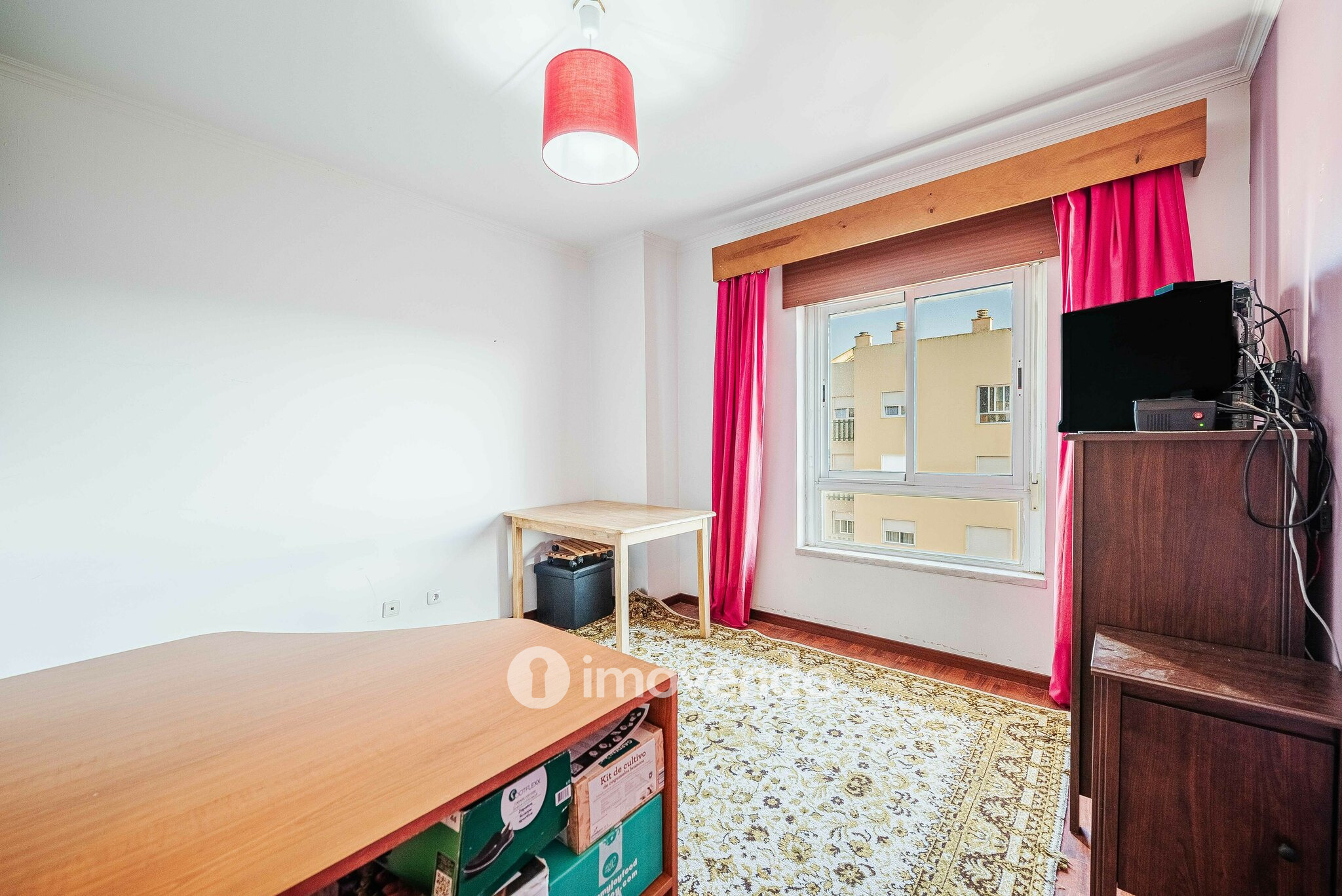 Apartamento T2, com luz natural e arrecadação, em Vialonga