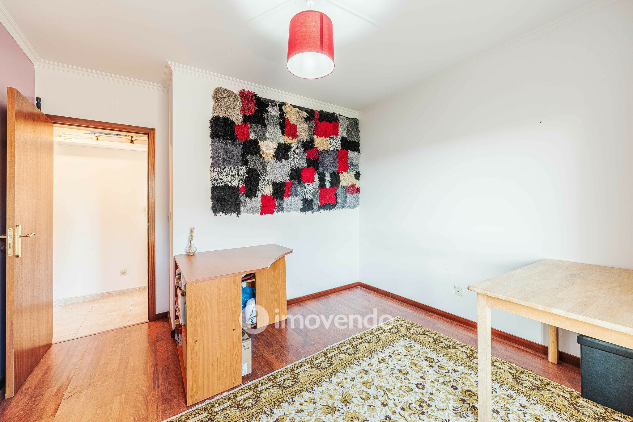 Apartamento T2, com luz natural e arrecadação, em Vialonga