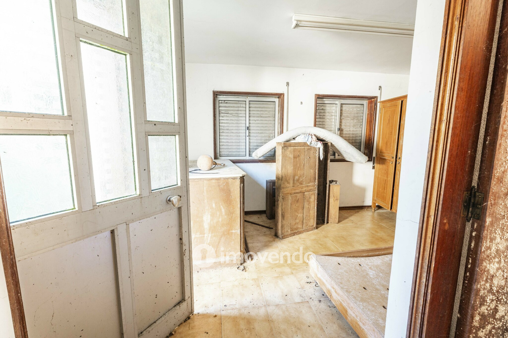 Moradia T4 para renovação, com terreno de 8000m², em Felgueiras