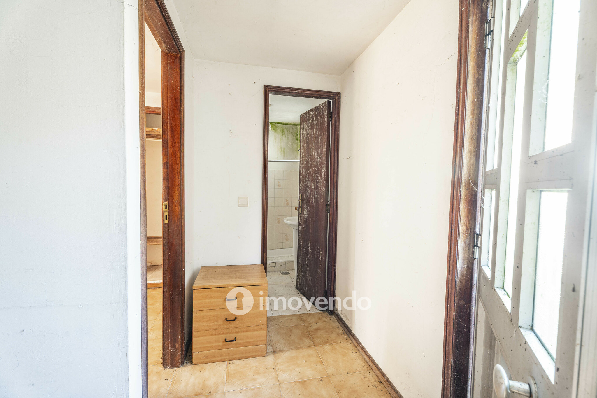 Moradia T4 para renovação, com terreno de 8000m², em Felgueiras