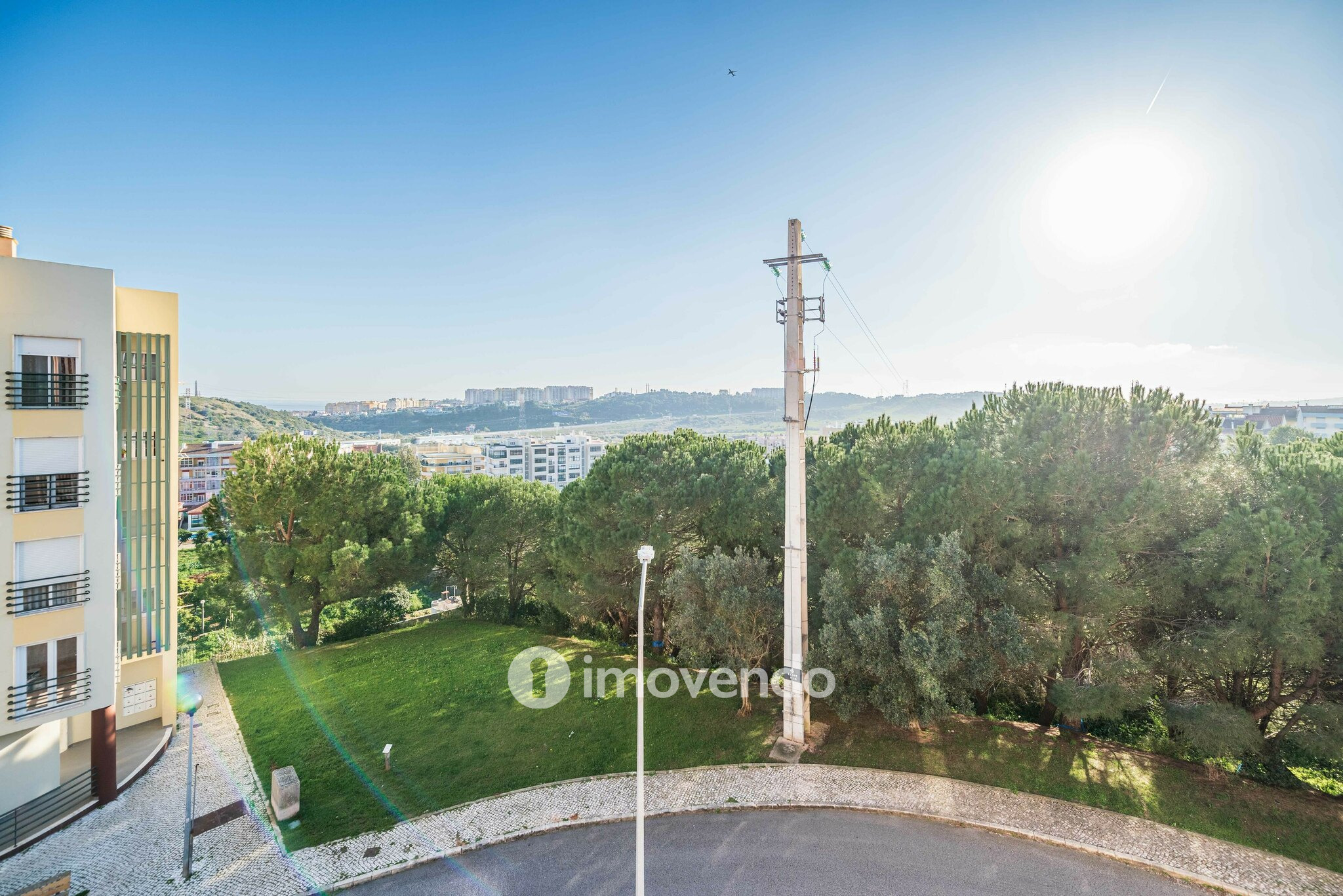 Apartamento T2, com luz natural e arrecadação, em Vialonga