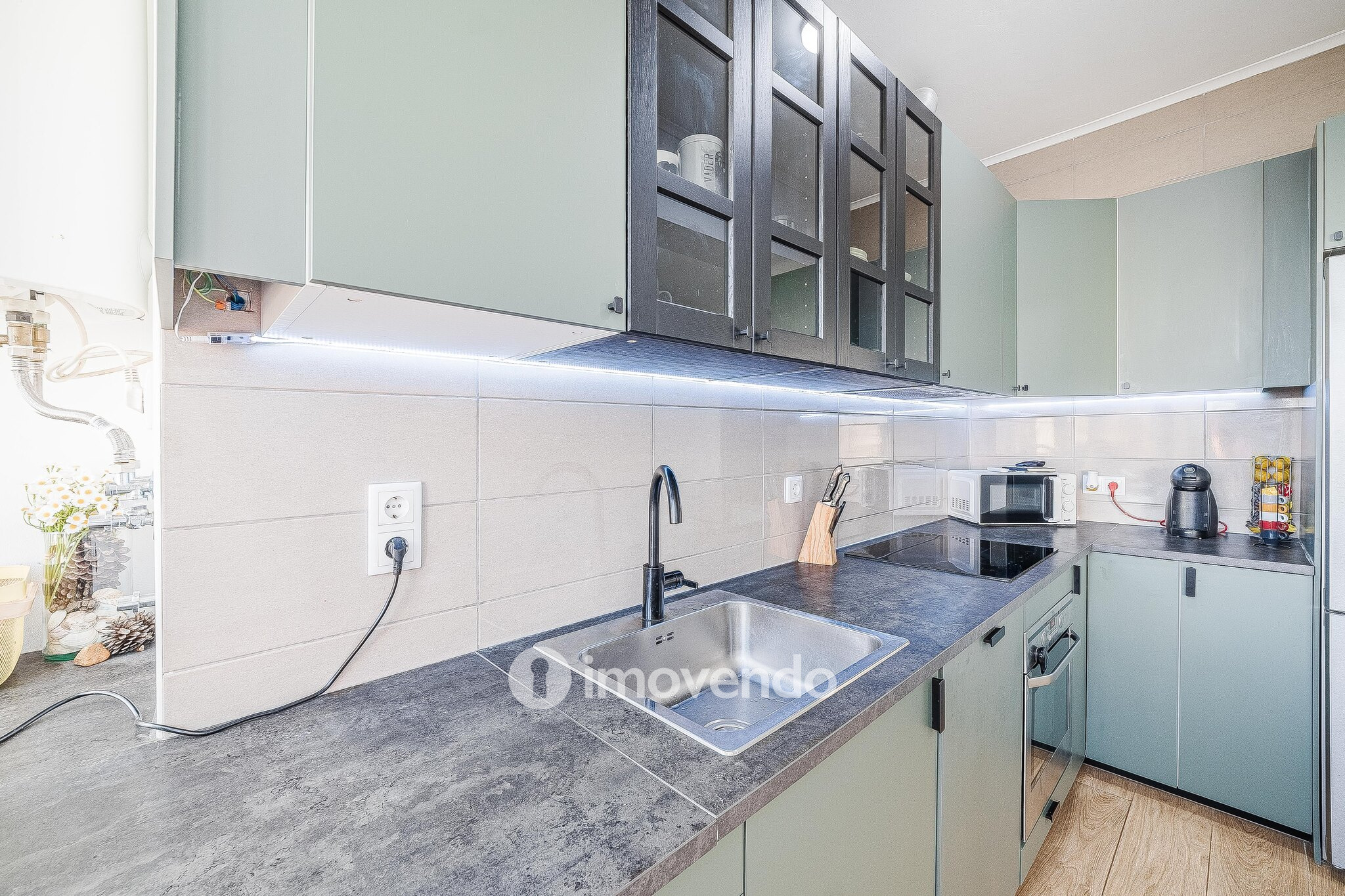 Apartamento T2 remodelado, com cozinha equipada, em Benfica