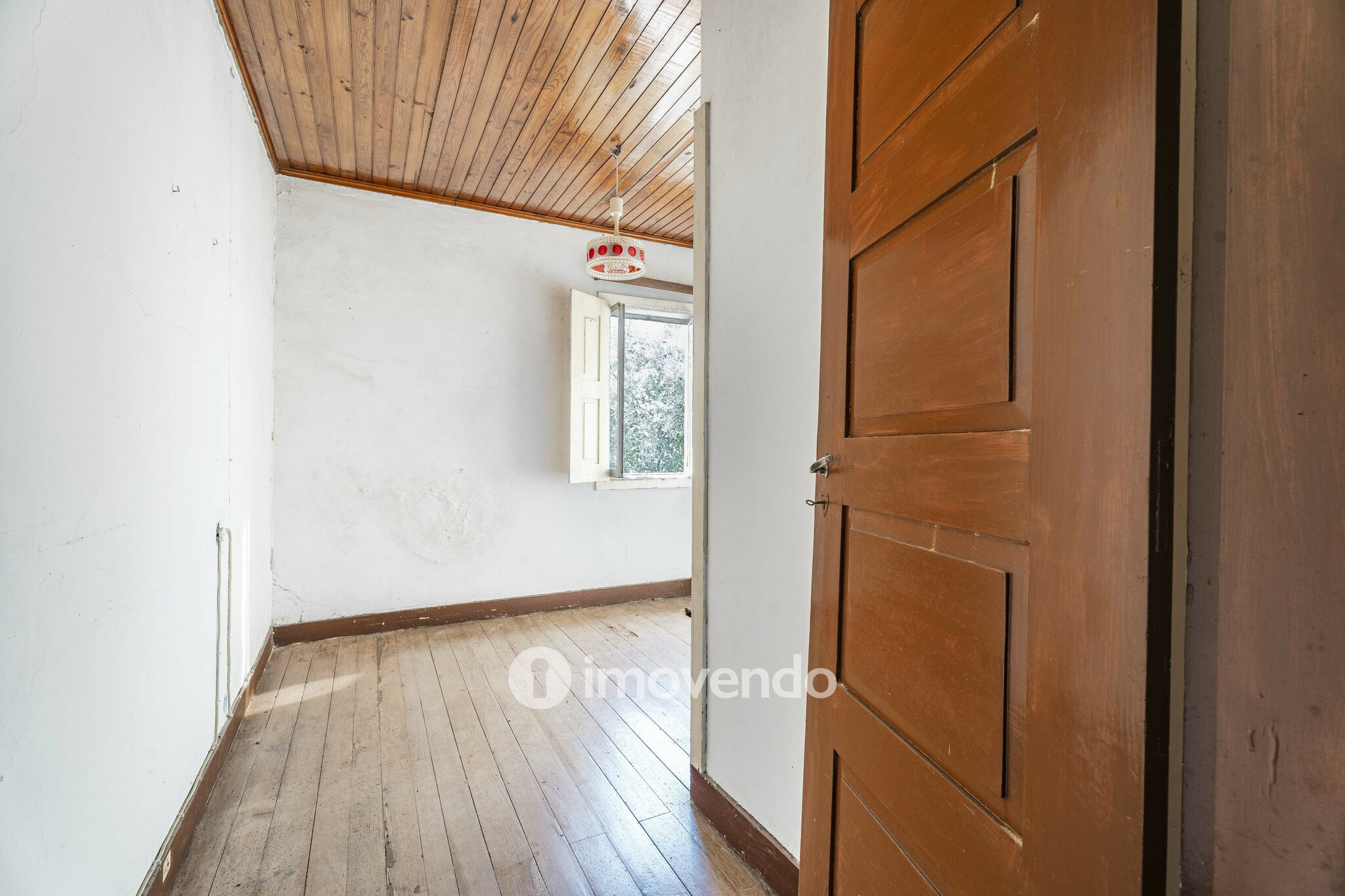 Moradia T4 para renovação, com terreno de 8000m², em Felgueiras