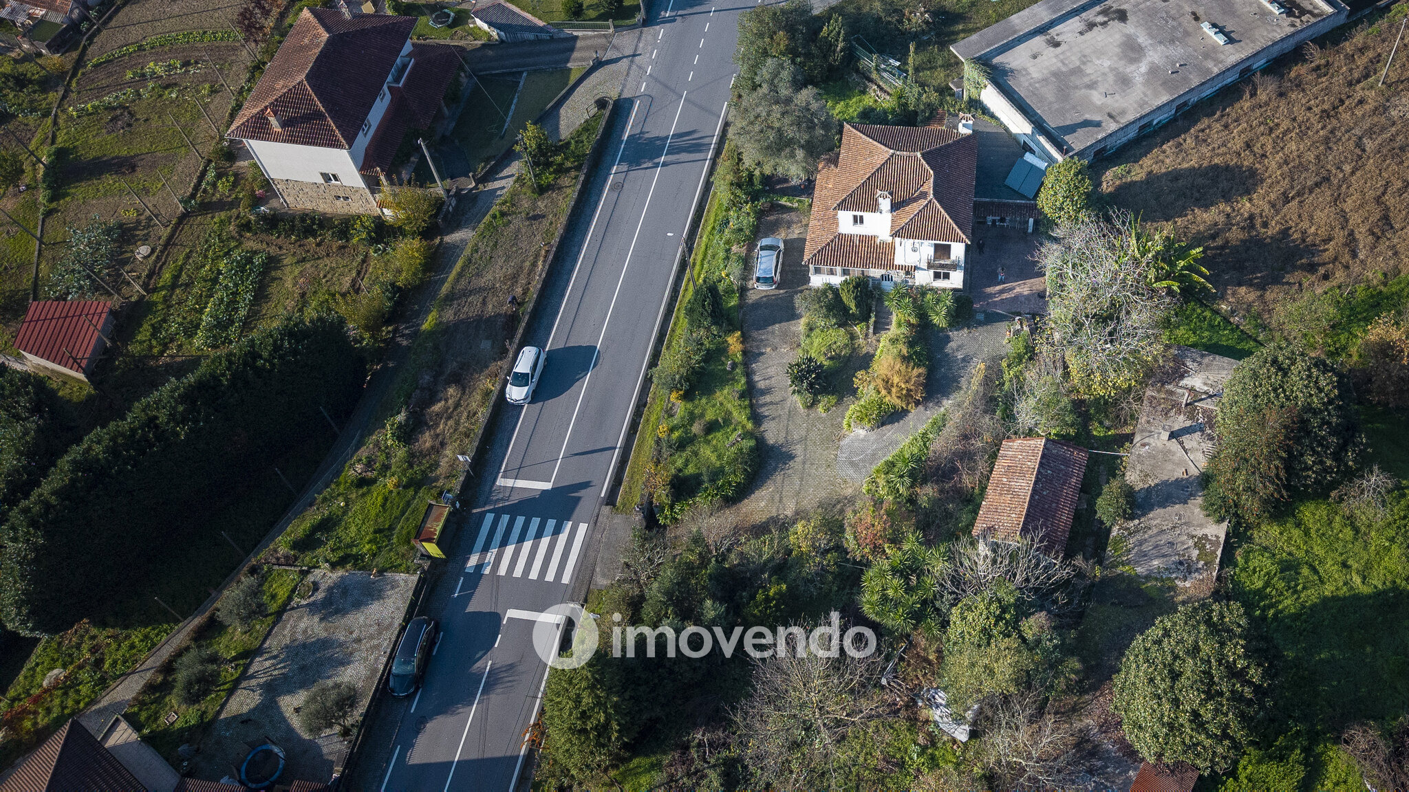 Moradia T4 para renovação, com terreno de 8000m², em Felgueiras