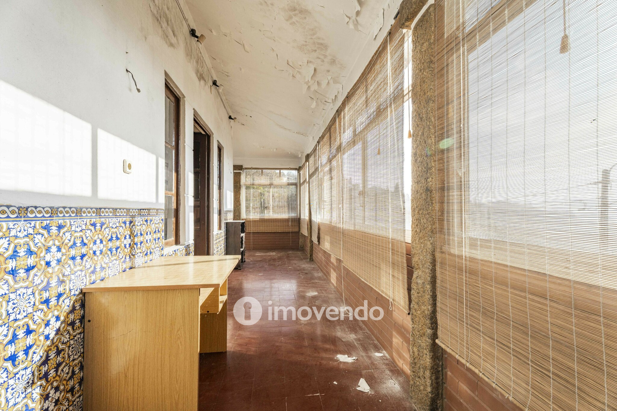 Moradia T4 para renovação, com terreno de 8000m², em Felgueiras