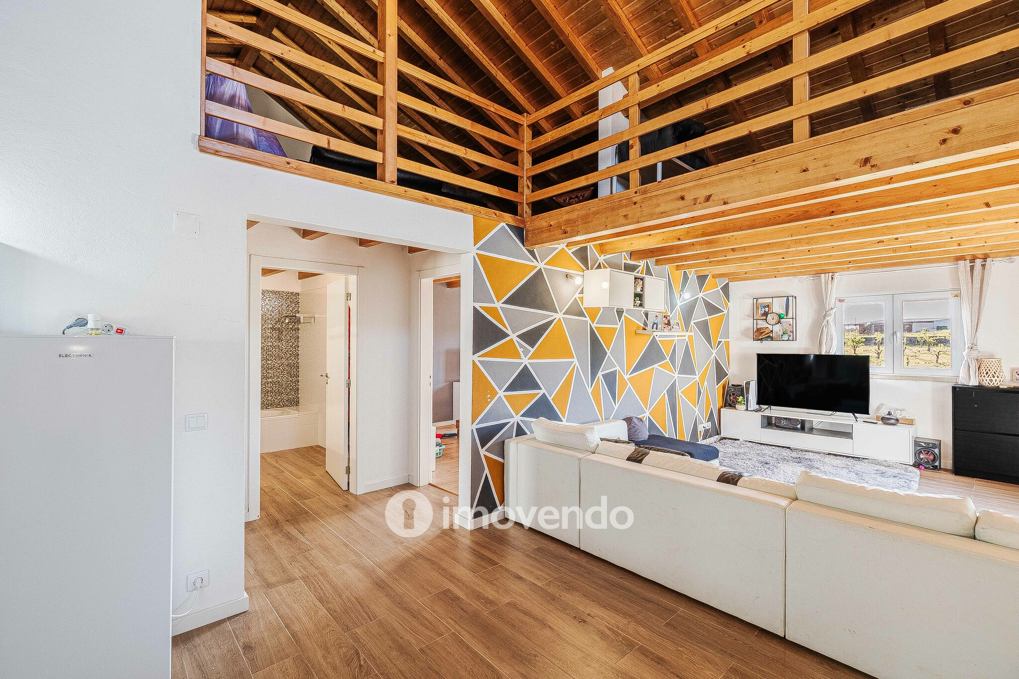 Moradia T2 remodelada, com terreno e rodeada de natureza, no Peral