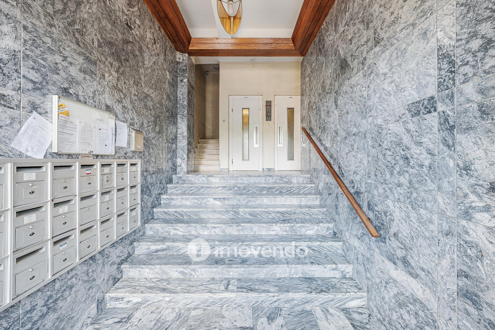 Apartamento T2 remodelado, com cozinha equipada, em Benfica