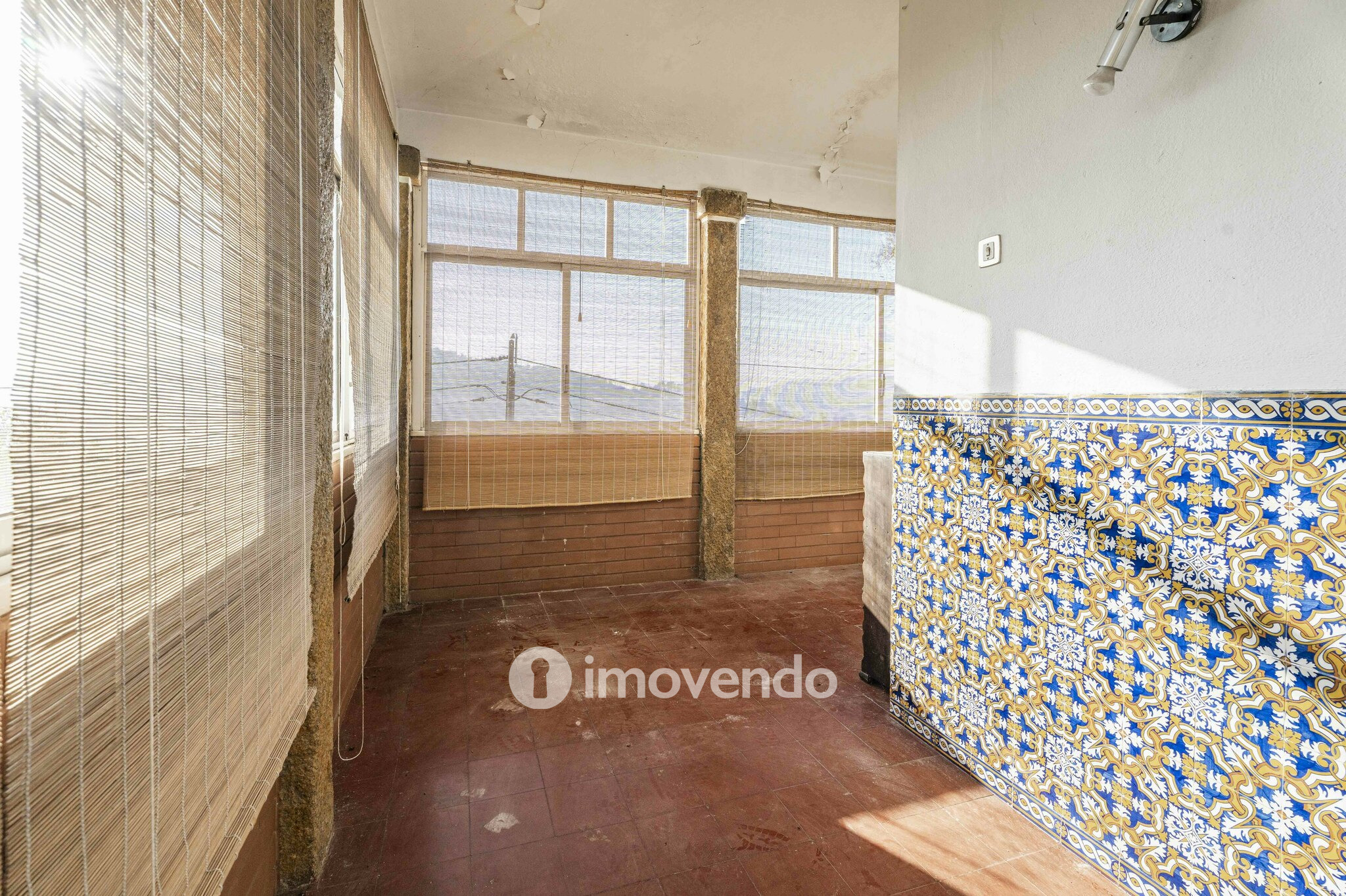 Moradia T4 para renovação, com terreno de 8000m², em Felgueiras