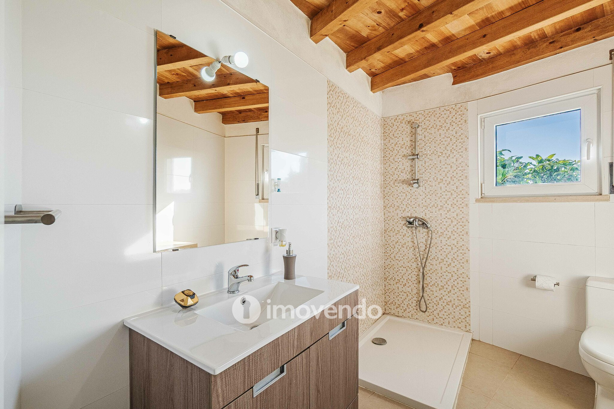 Moradia T2 remodelada, com terreno e rodeada de natureza, no Peral