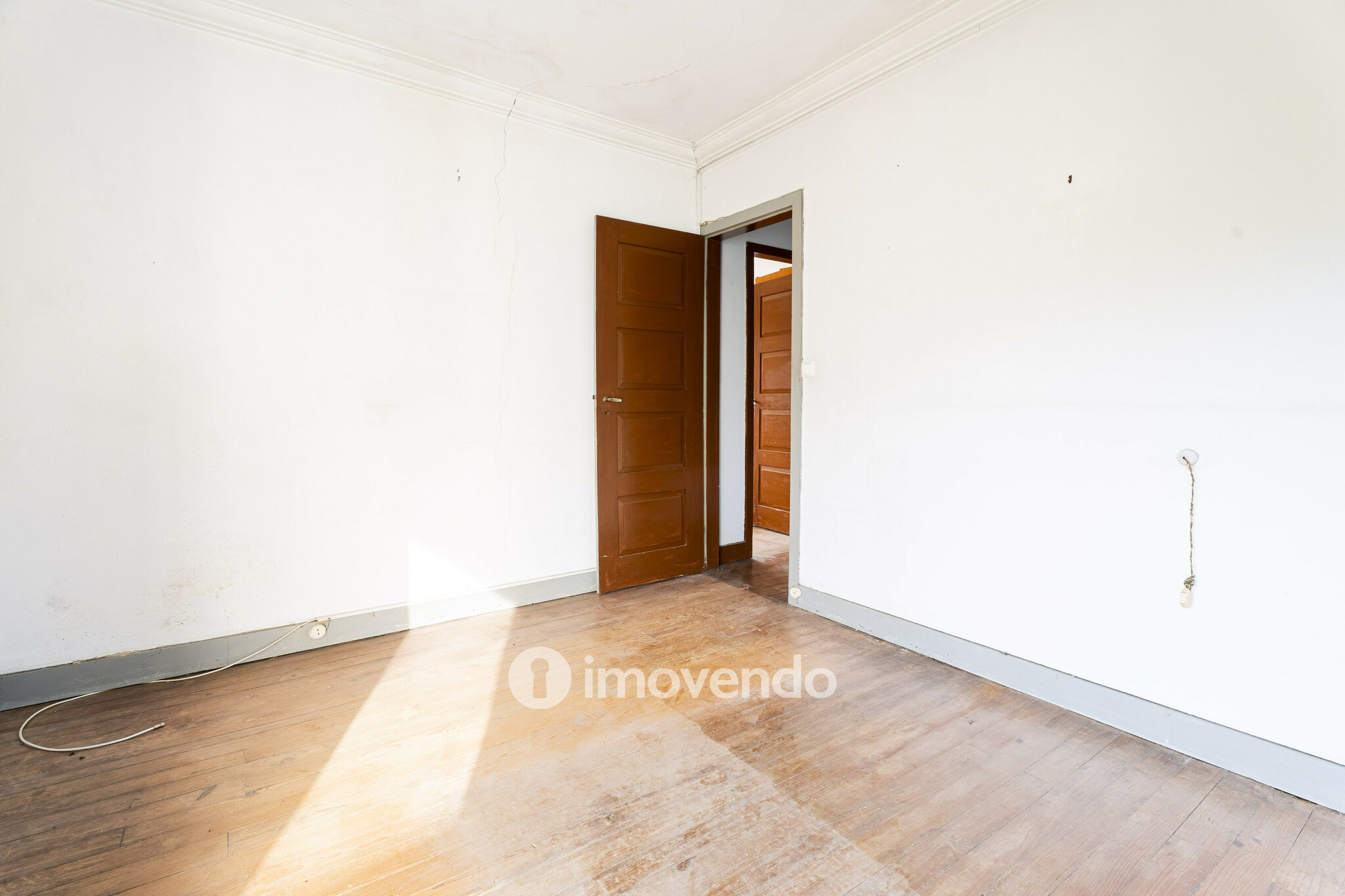 Moradia T4 para renovação, com terreno de 8000m², em Felgueiras