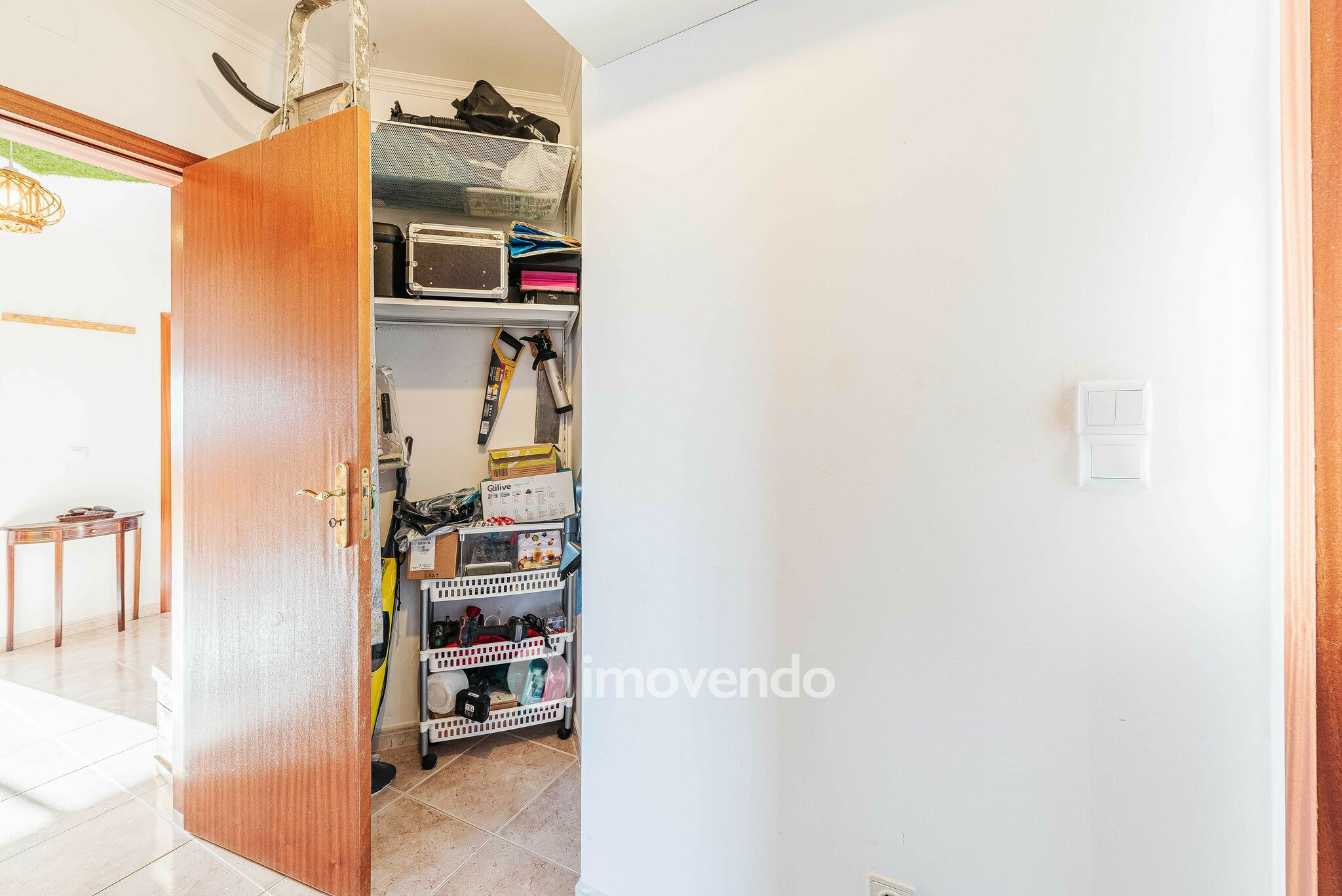 Apartamento T2, com luz natural e arrecadação, em Vialonga
