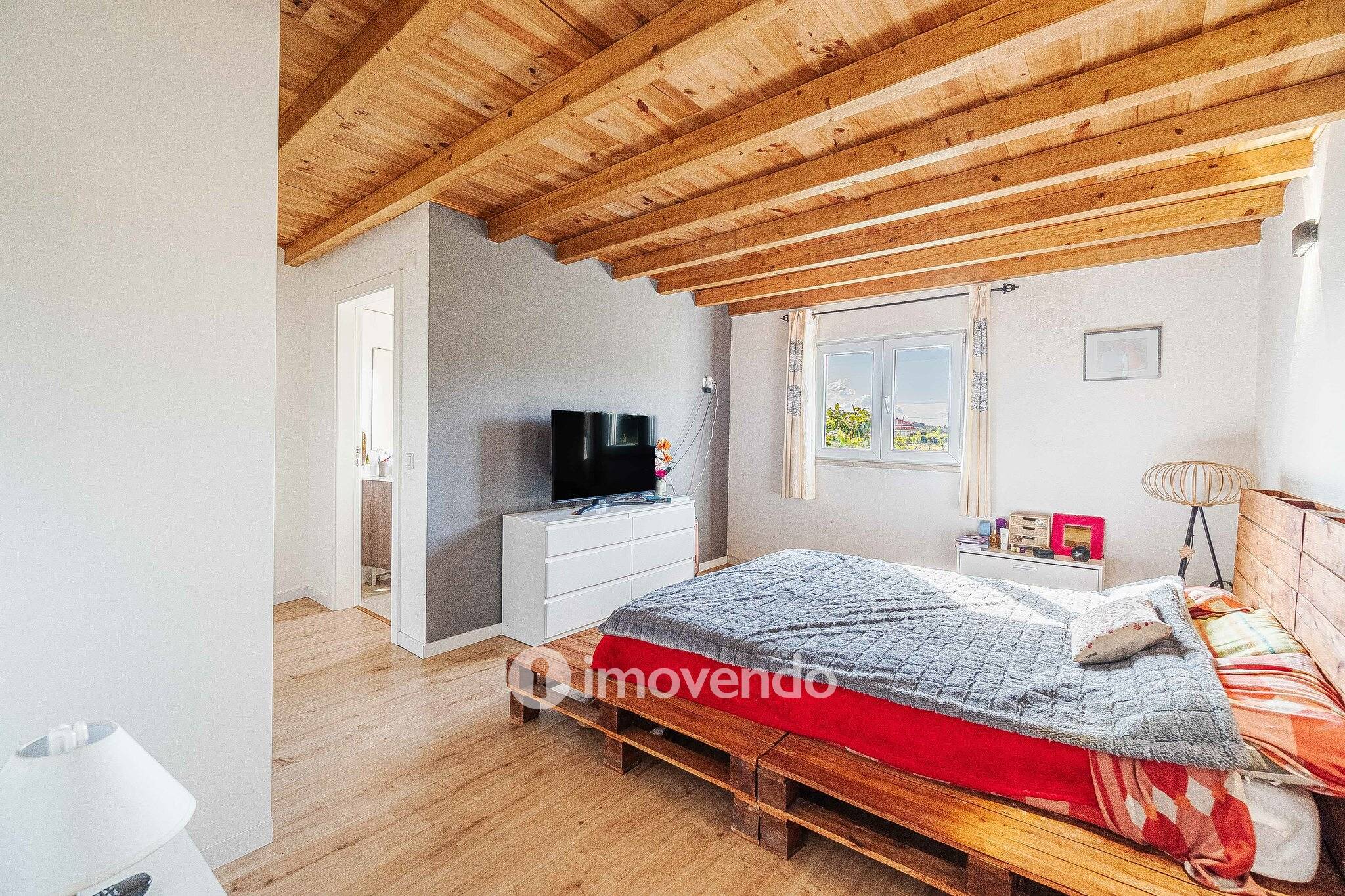 Moradia T2 remodelada, com terreno e rodeada de natureza, no Peral