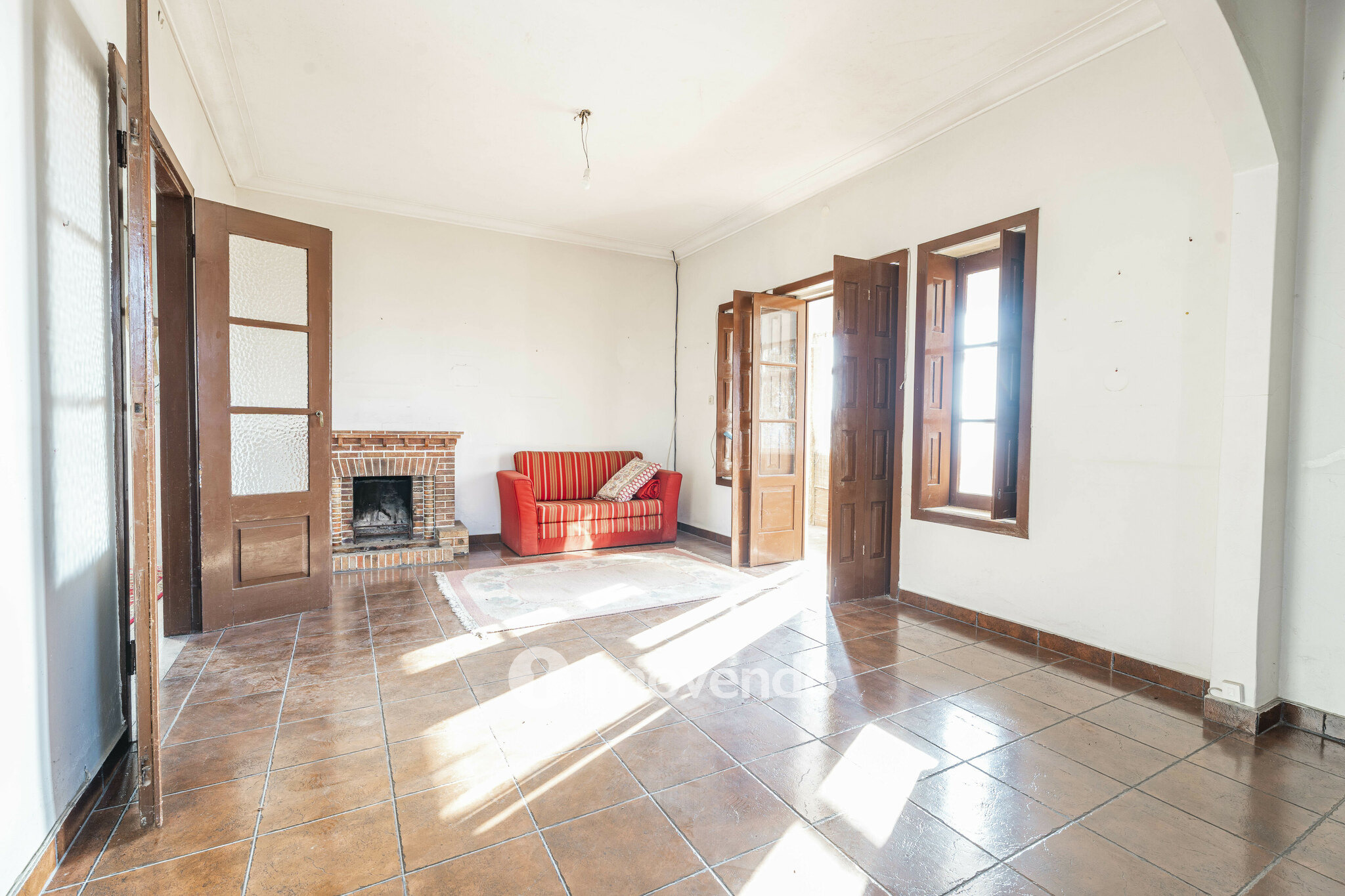 Moradia T4 para renovação, com terreno de 8000m², em Felgueiras