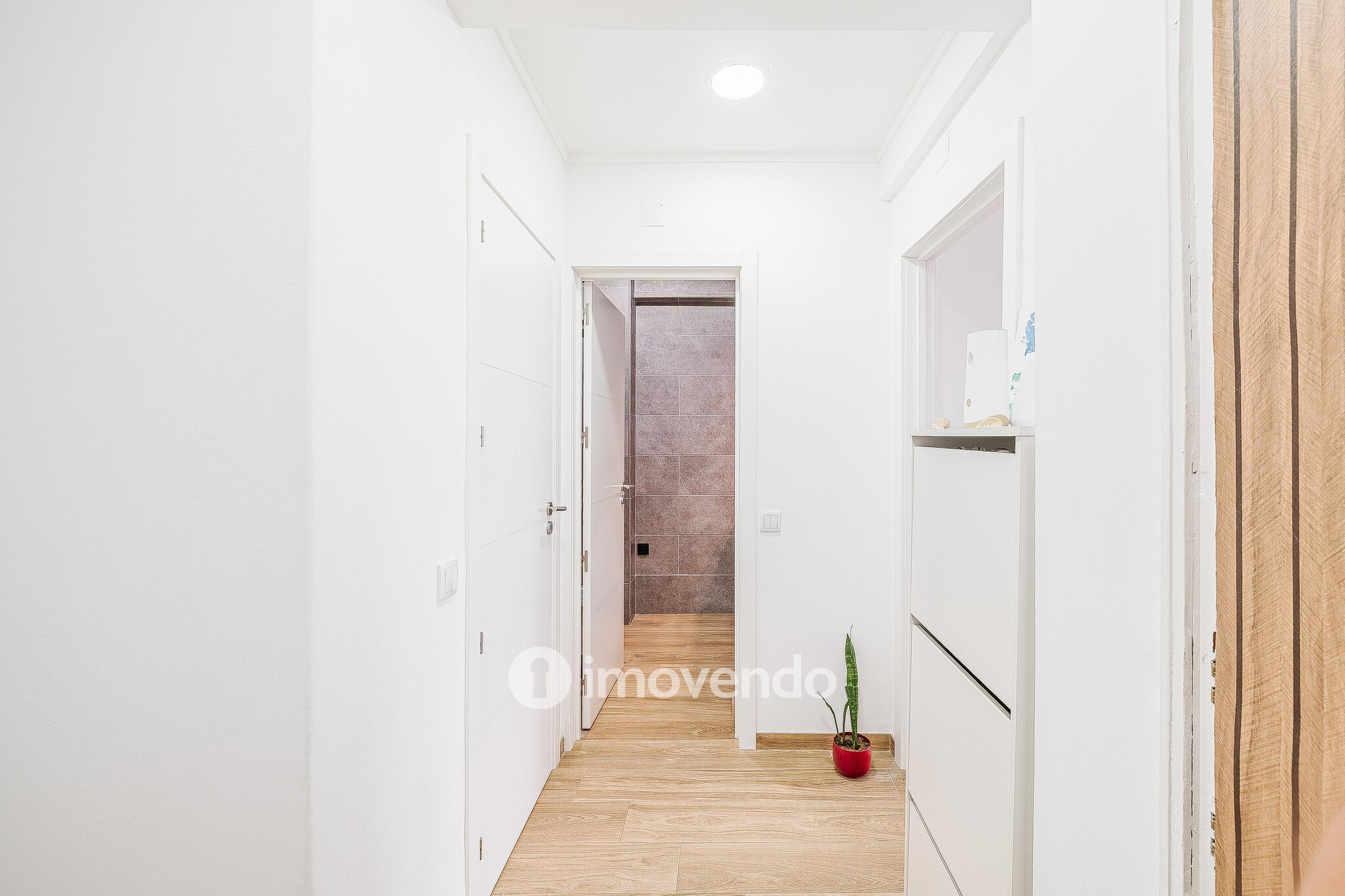 Apartamento T2 remodelado, com cozinha equipada, em Benfica