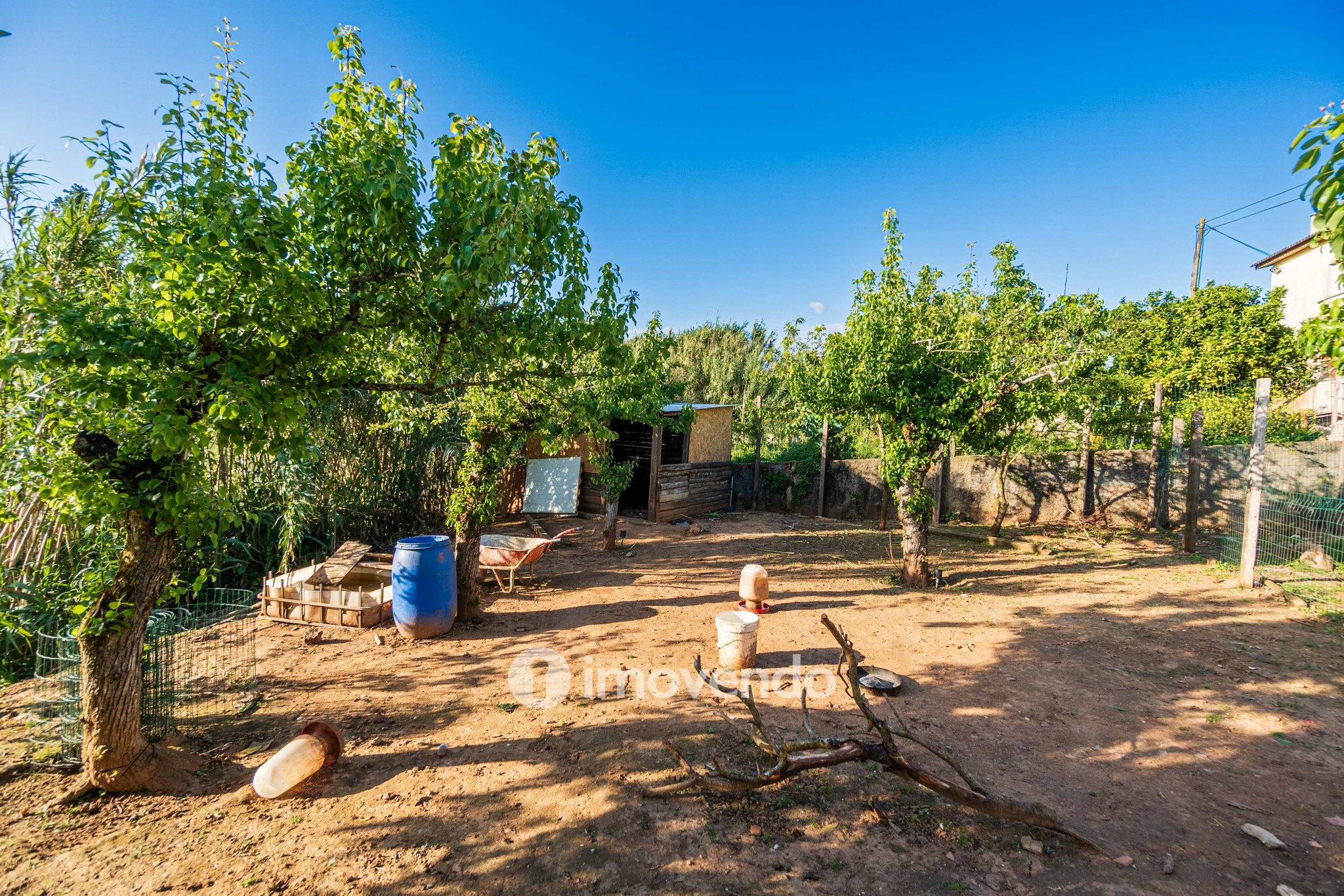 Moradia T2 remodelada, com terreno e rodeada de natureza, no Peral