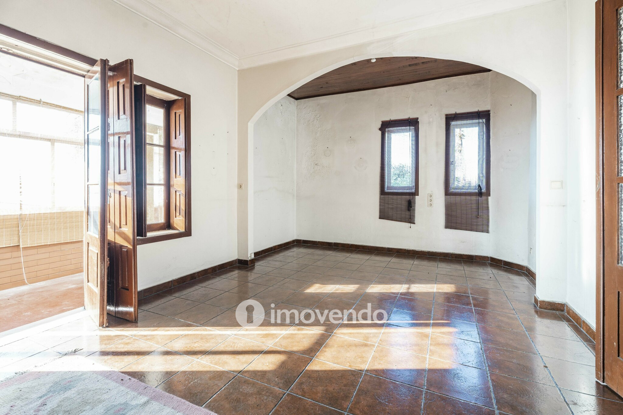 Moradia T4 para renovação, com terreno de 8000m², em Felgueiras