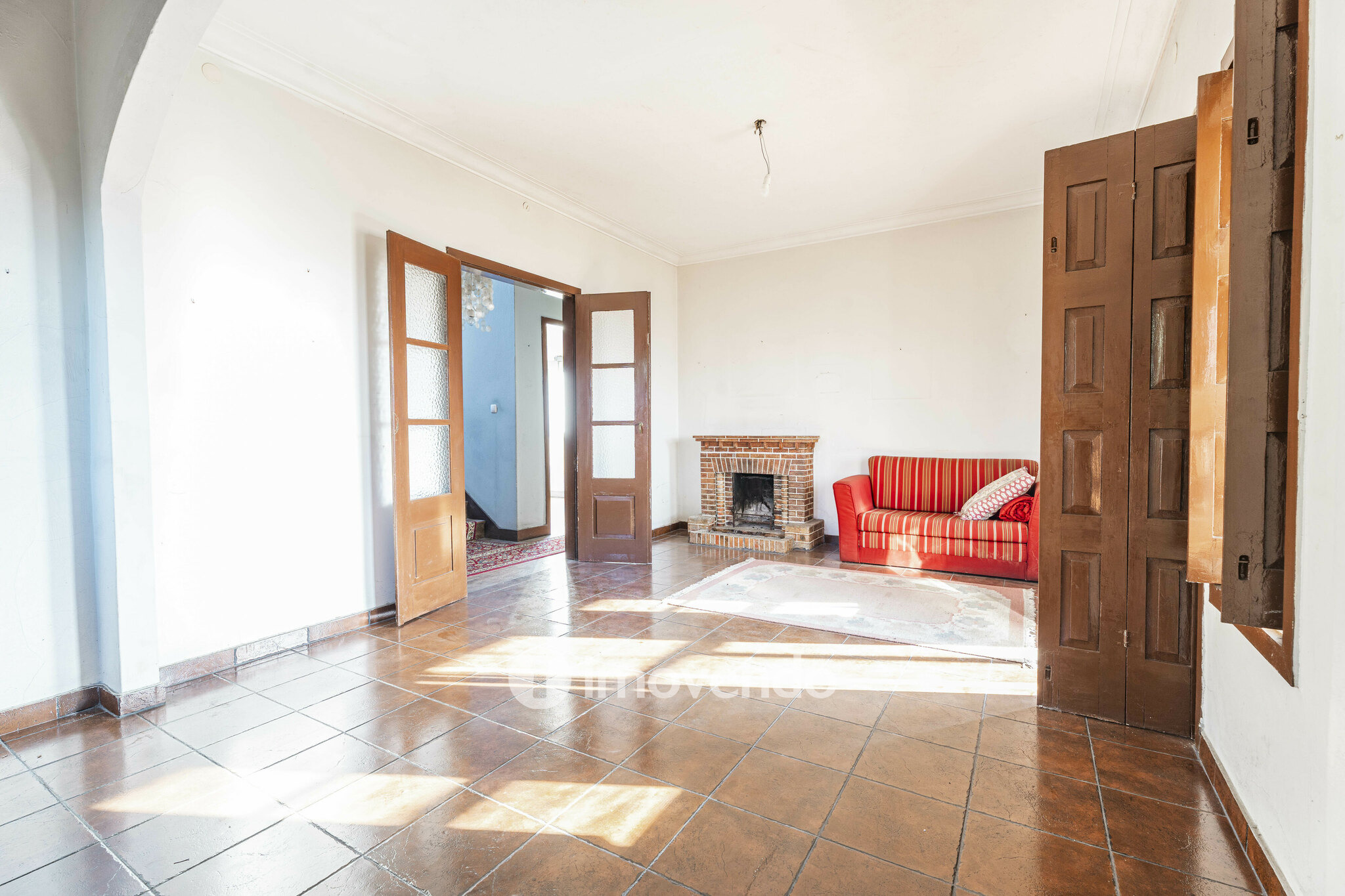 Moradia T4 para renovação, com terreno de 8000m², em Felgueiras