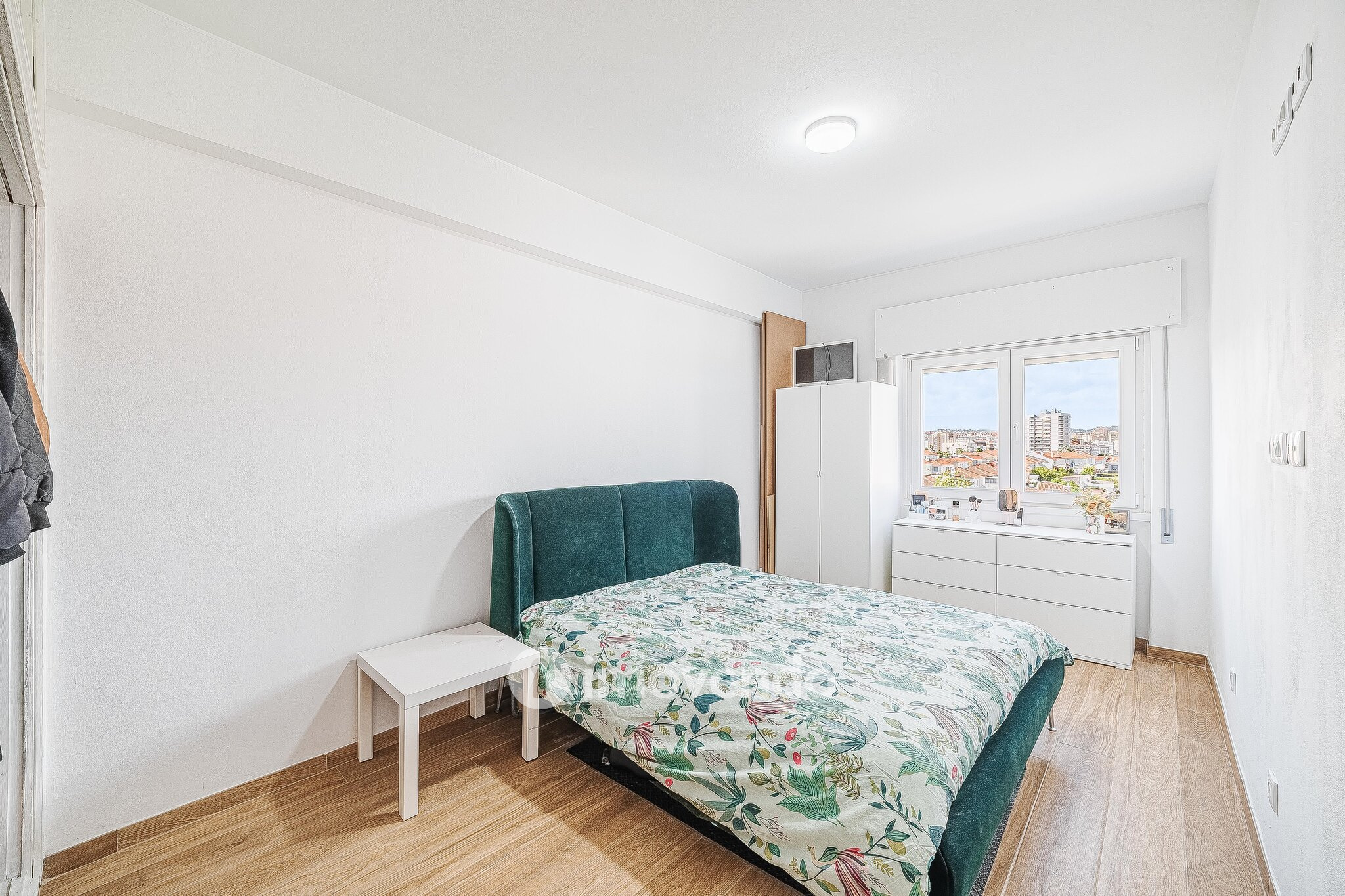 Apartamento T2 remodelado, com cozinha equipada, em Benfica