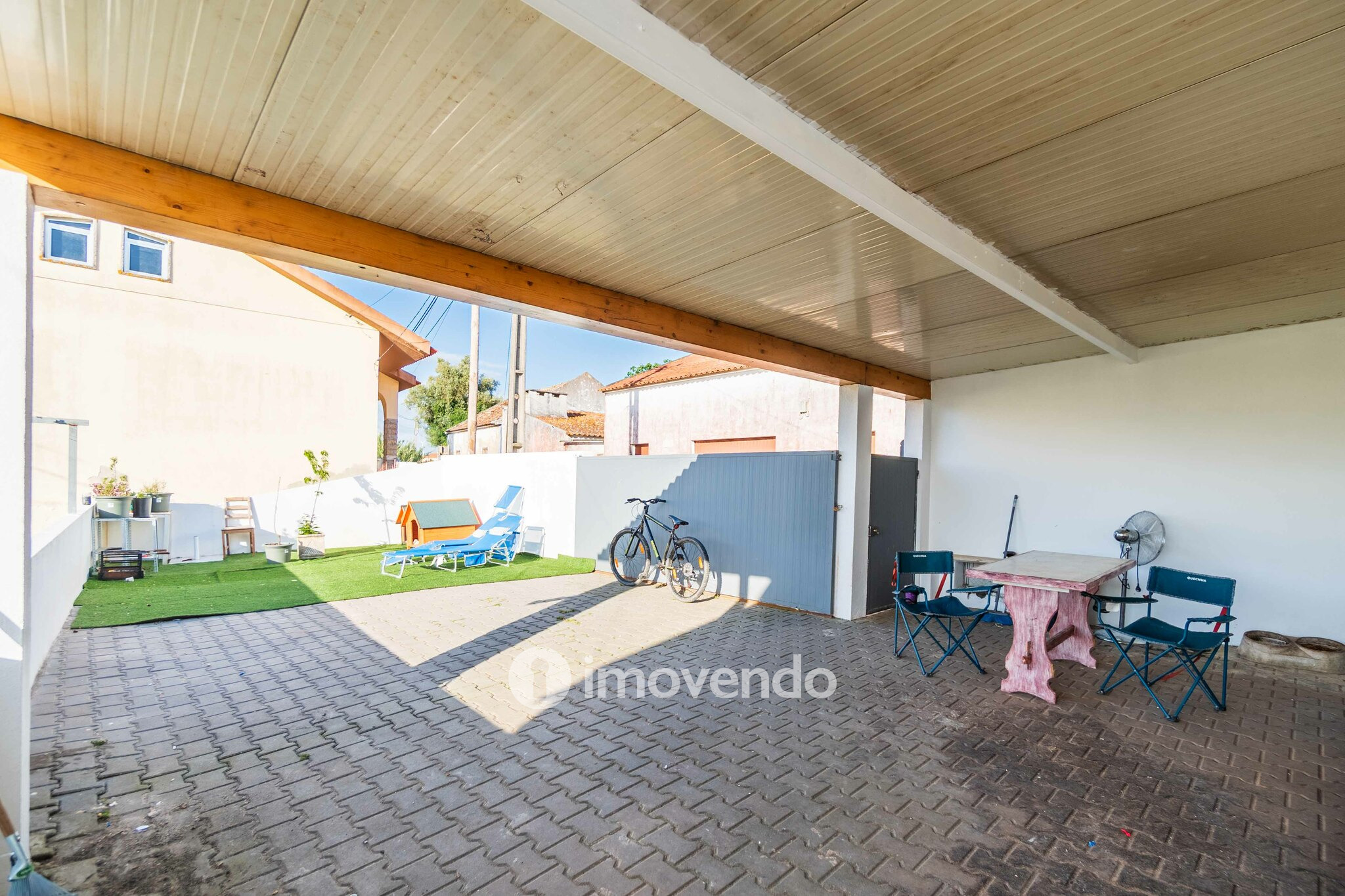 Moradia T2 remodelada, com terreno e rodeada de natureza, no Peral