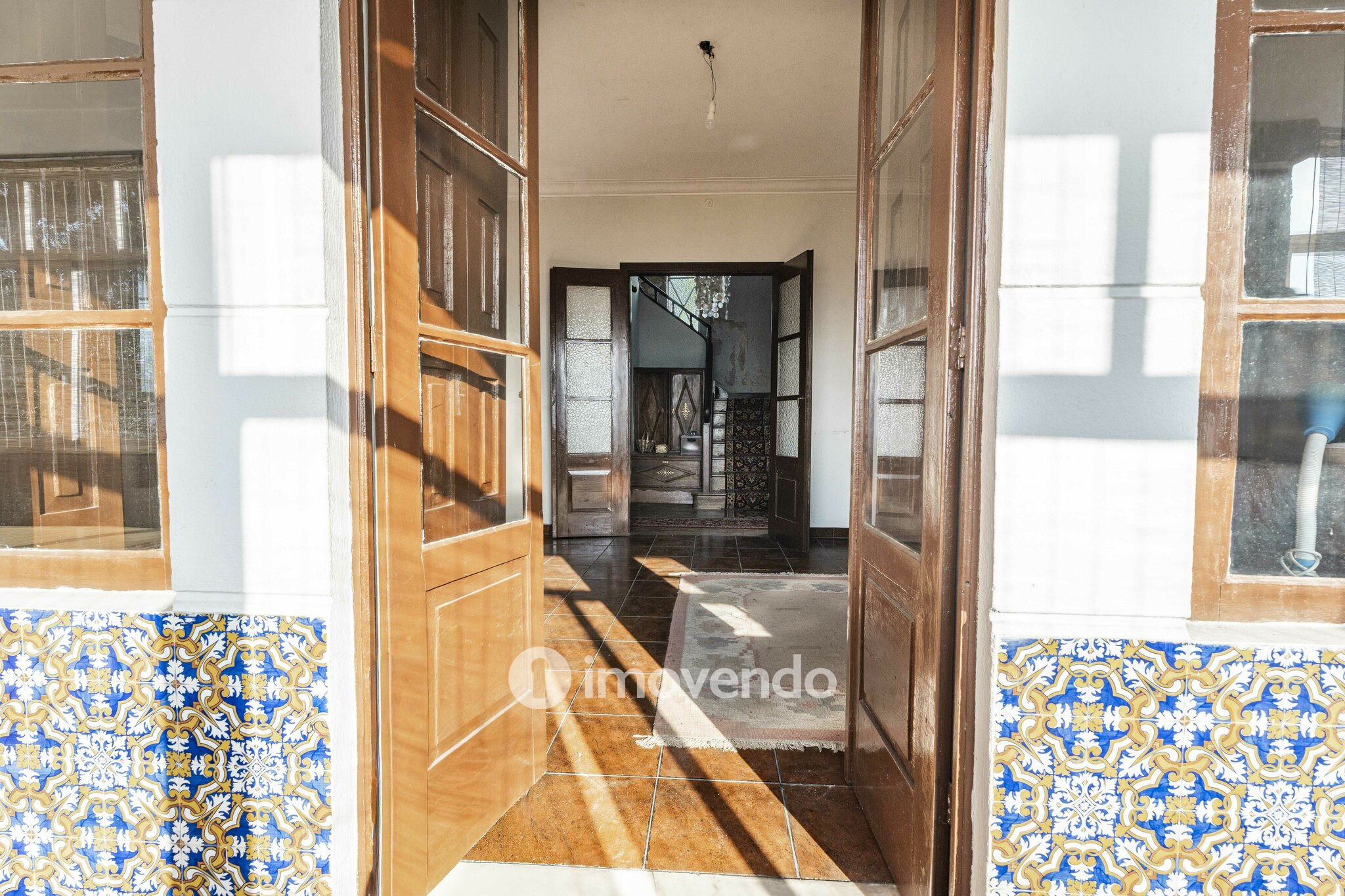 Moradia T4 para renovação, com terreno de 8000m², em Felgueiras