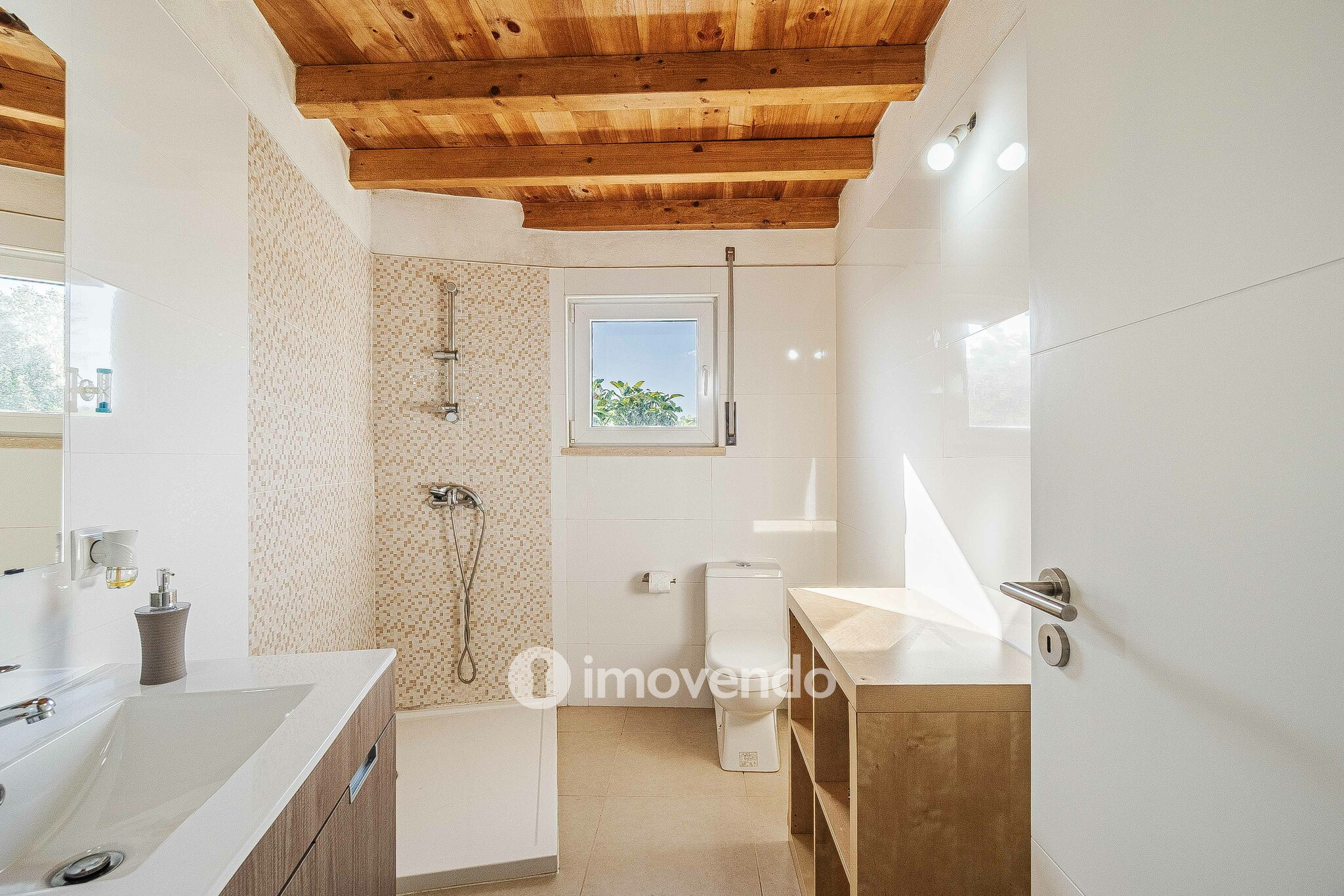 Moradia T2 remodelada, com terreno e rodeada de natureza, no Peral
