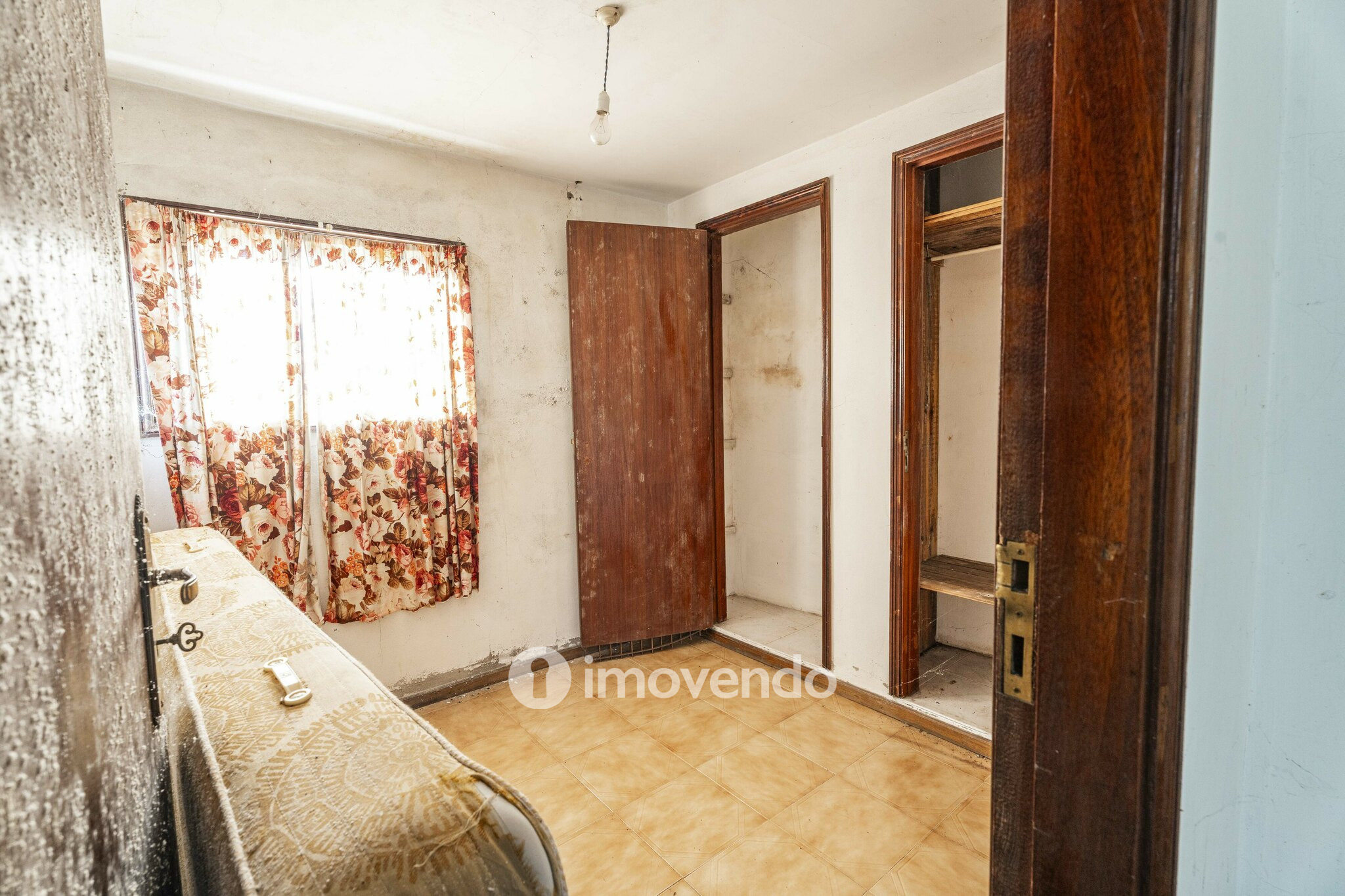 Moradia T4 para renovação, com terreno de 8000m², em Felgueiras