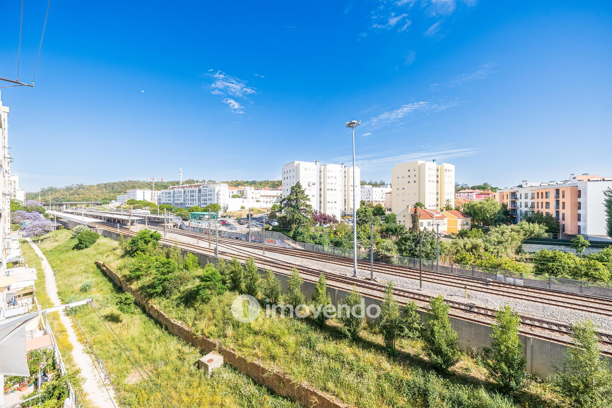 Apartamento T2 remodelado, com cozinha equipada, em Benfica