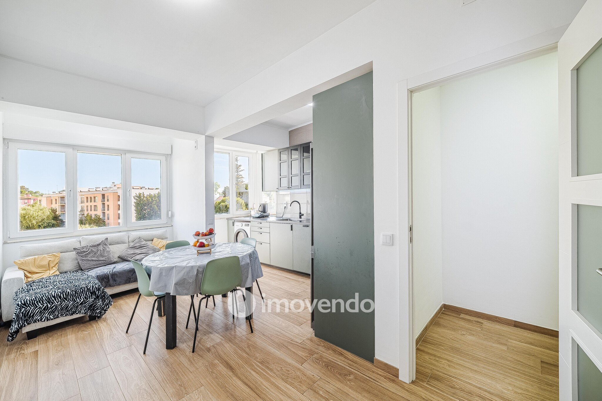 Apartamento T2 remodelado, com cozinha equipada, em Benfica