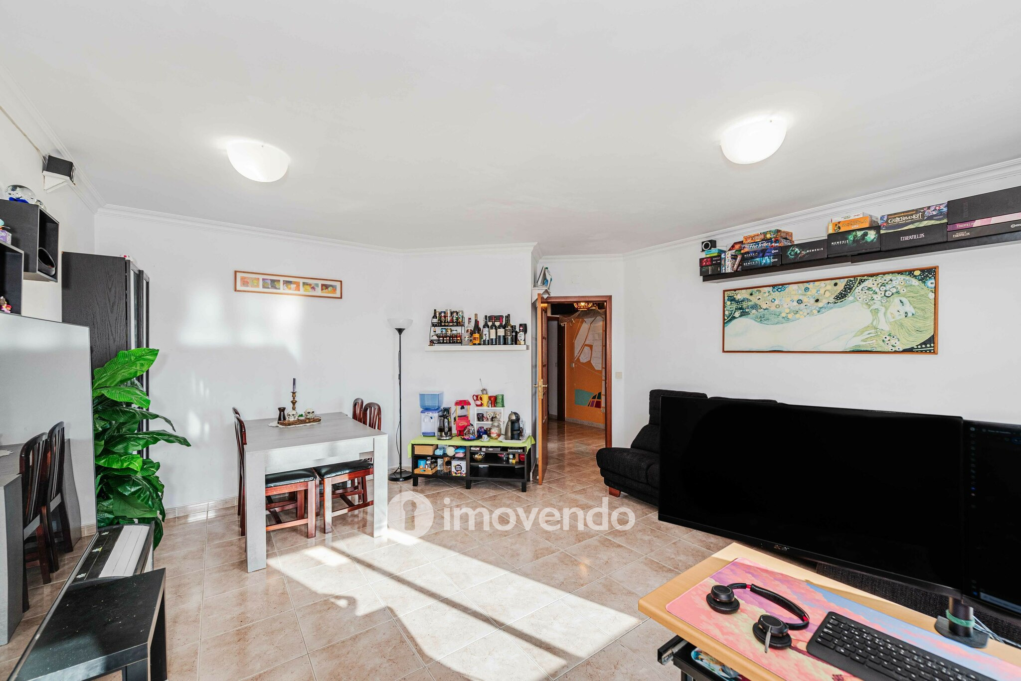Apartamento T2, com luz natural e arrecadação, em Vialonga