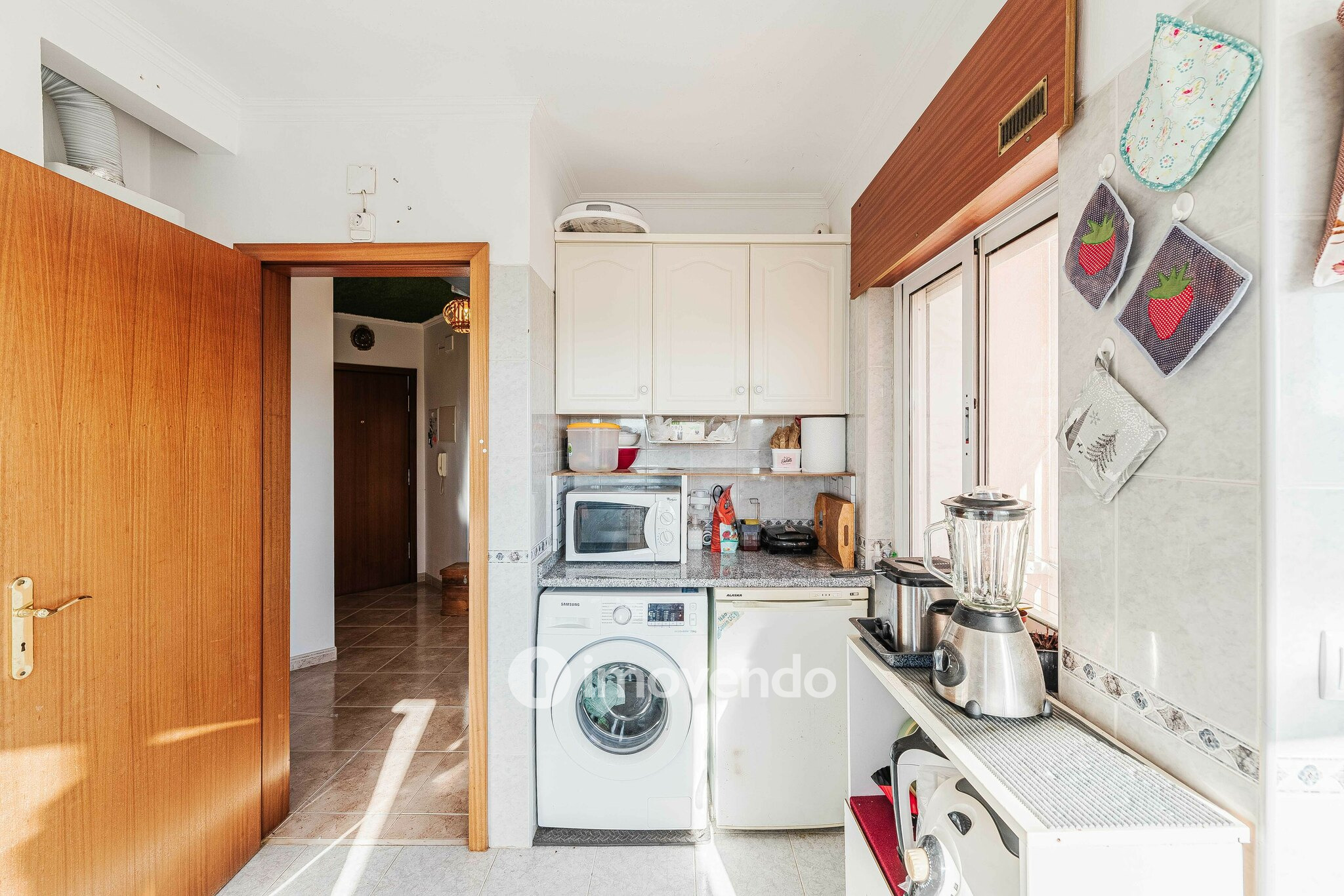 Apartamento T2, com luz natural e arrecadação, em Vialonga