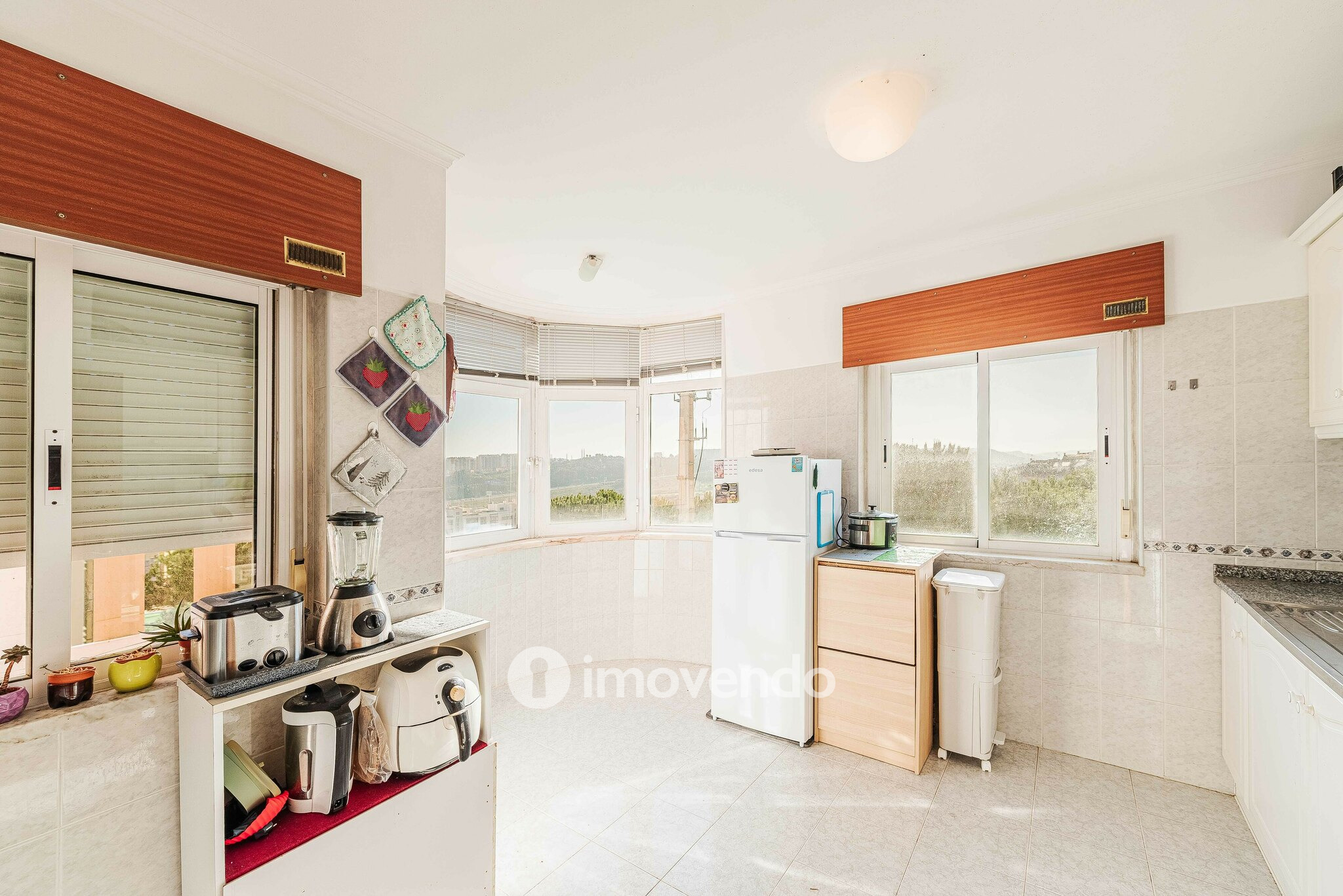 Apartamento T2, com luz natural e arrecadação, em Vialonga