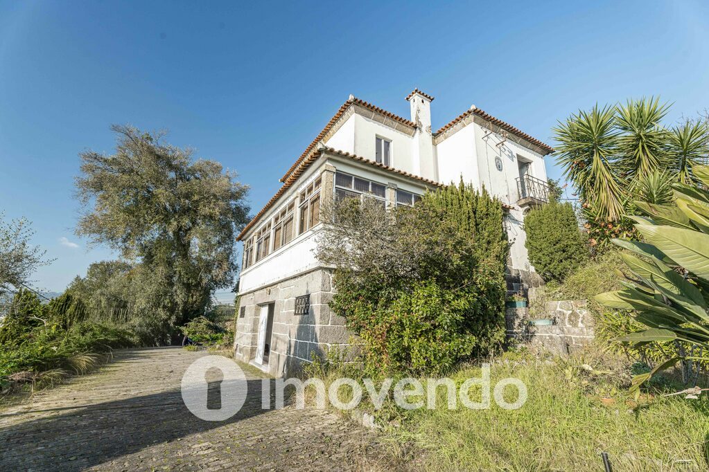 Moradia T4 em Felgueiras, Porto com 8.056 m<sup>2</sup> por 320.000