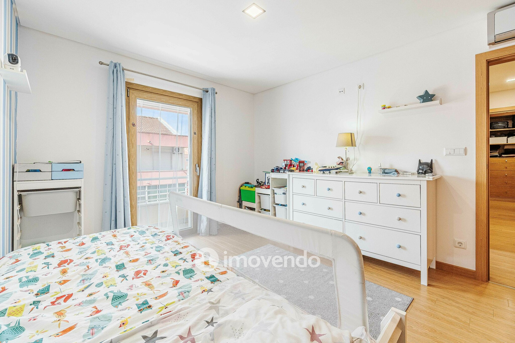 Apartamento T3 com garagem e cozinha equipada, em Alverca