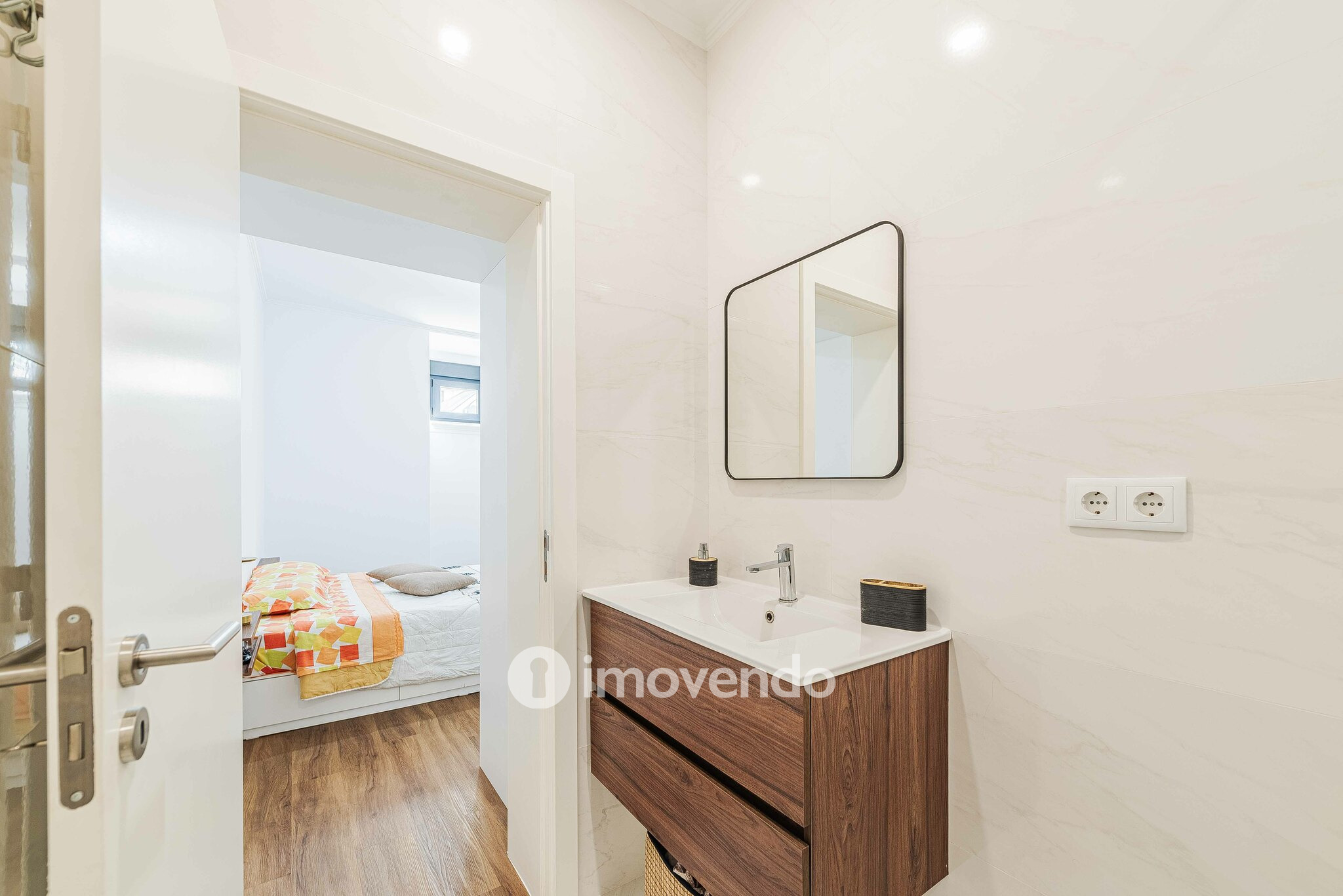 Apartamento T2 remodelado, com pátio e cozinha equipada, em Lisboa