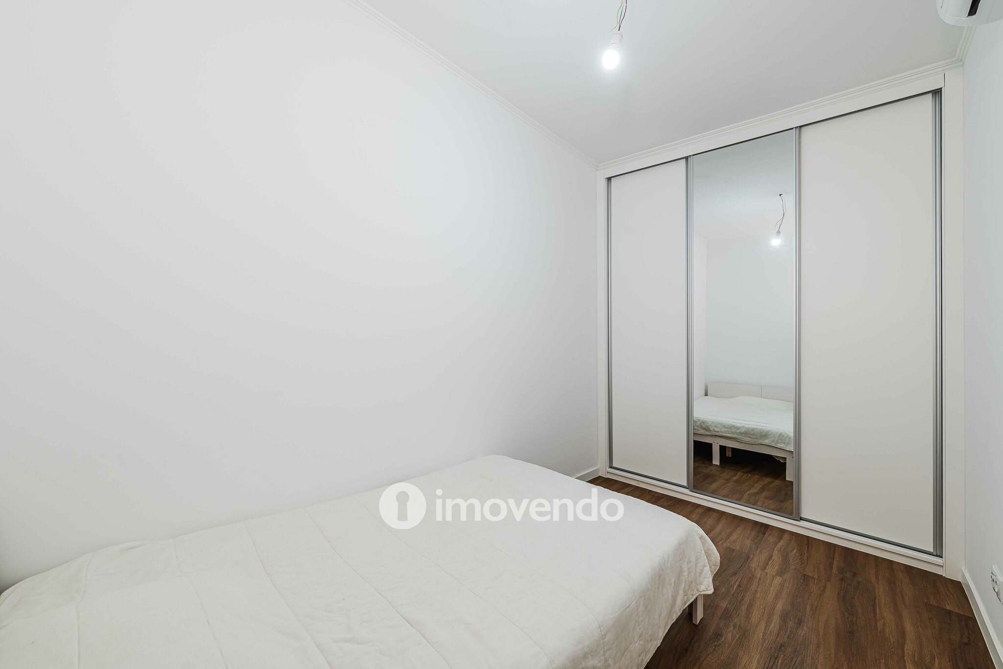 Apartamento T2 remodelado, com pátio e cozinha equipada, em Lisboa