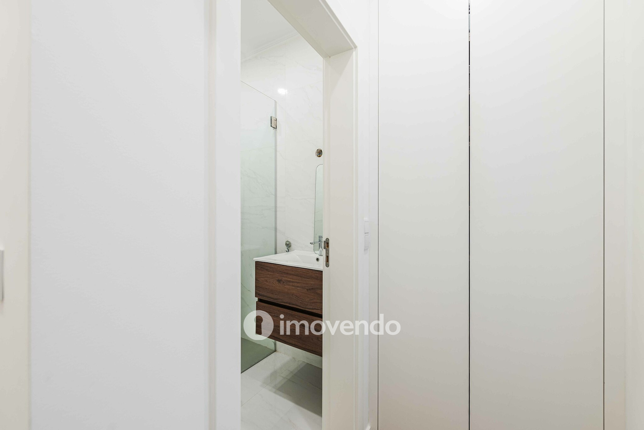 Apartamento T2 remodelado, com pátio e cozinha equipada, em Lisboa