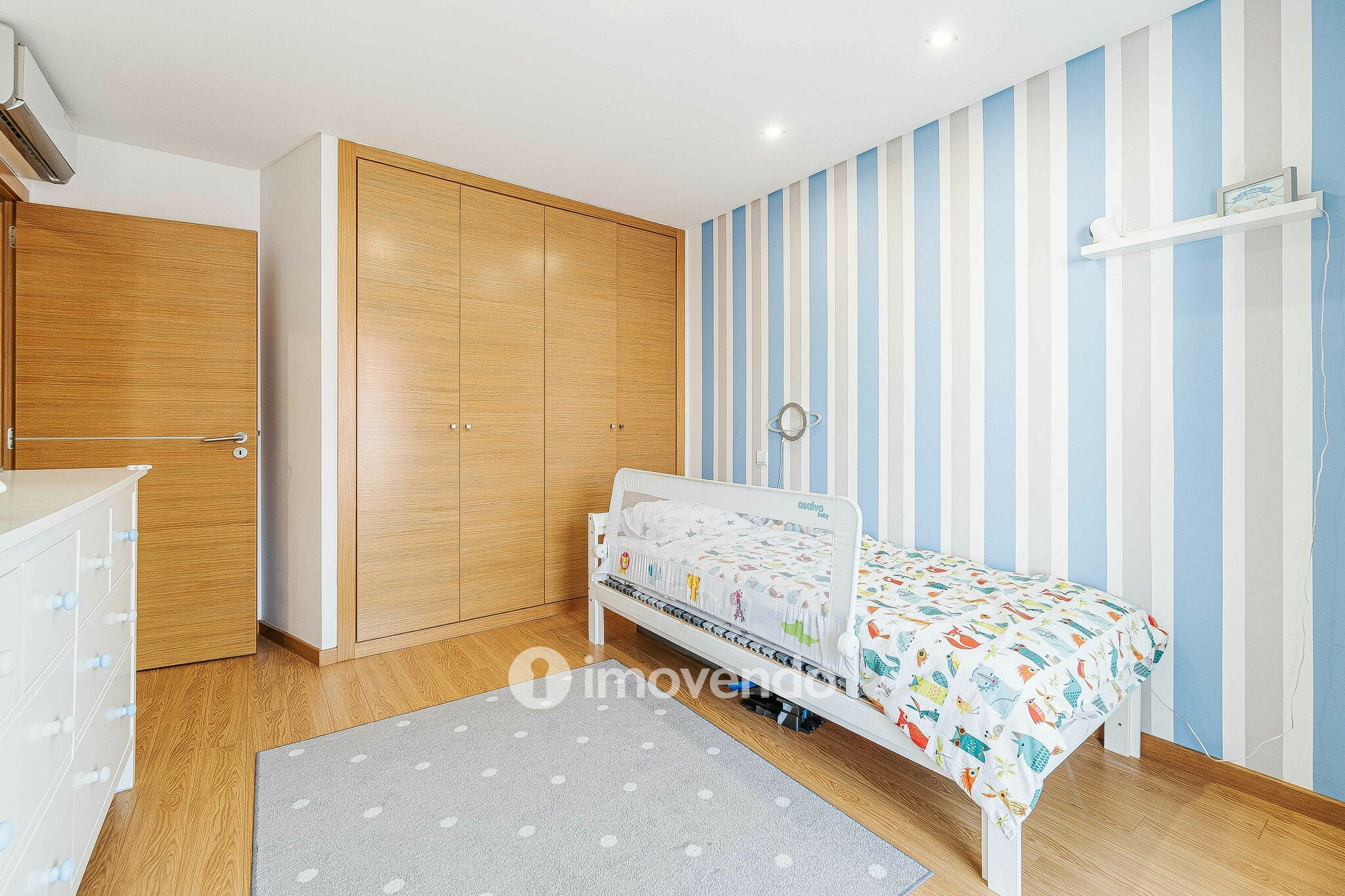 Apartamento T3 com garagem e cozinha equipada, em Alverca