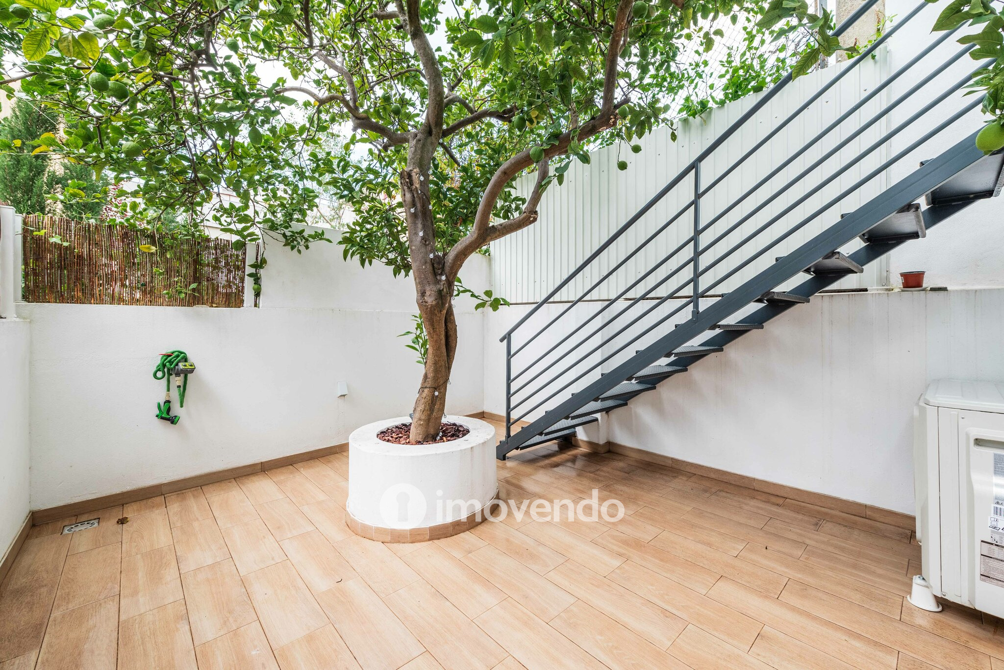 Apartamento T2 remodelado, com pátio e cozinha equipada, em Lisboa