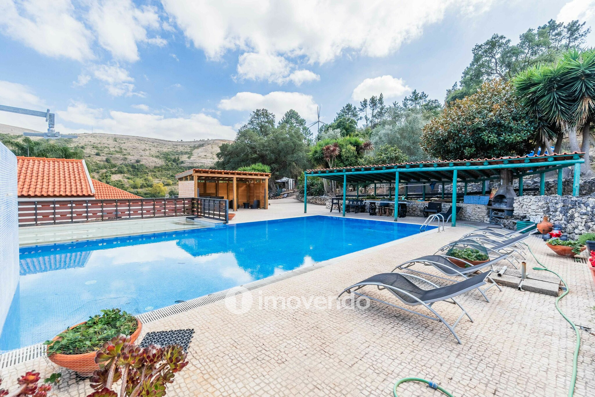 Quinta T3 isolada, com 14.500m² de terreno e piscina, em Loures