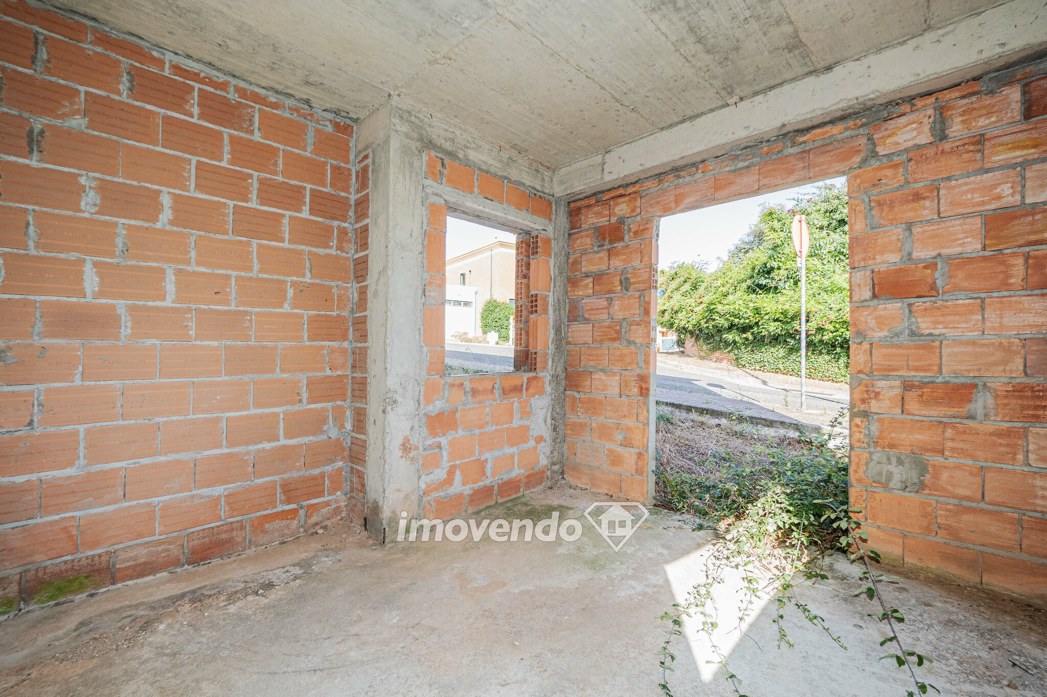 Terreno Urbano com 808m2, próximo do Tagus Park e Fábrica da Pólvora